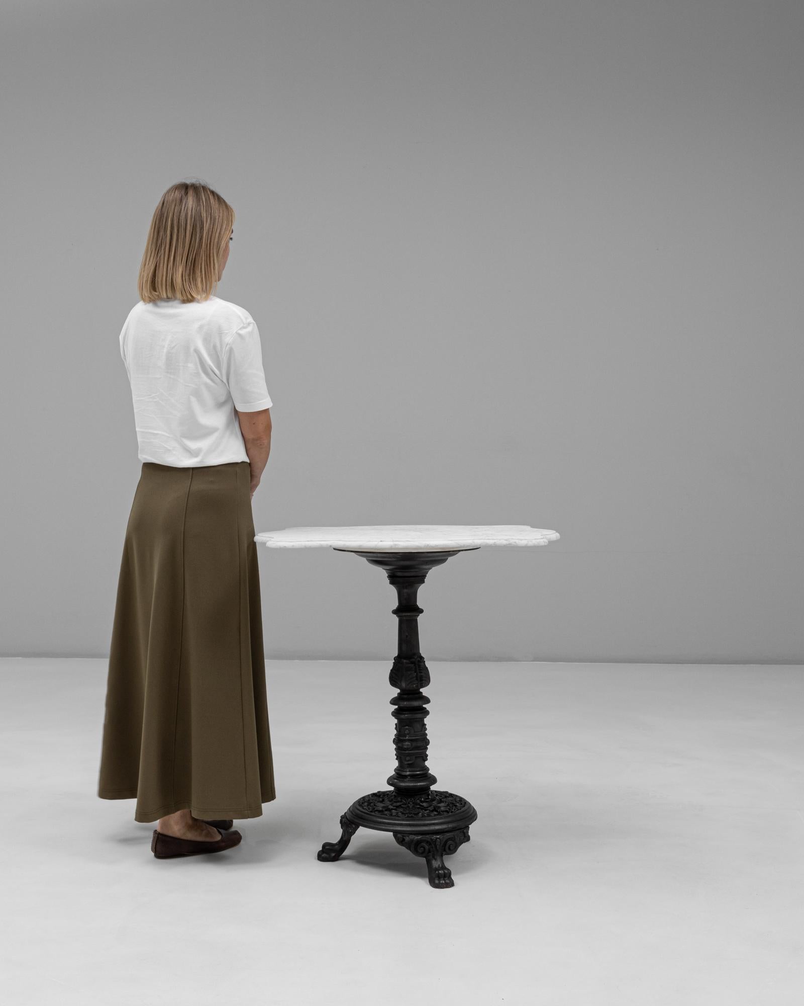 Français Table de bistrot en fonte française du 20e siècle avec plateau en marbre en vente