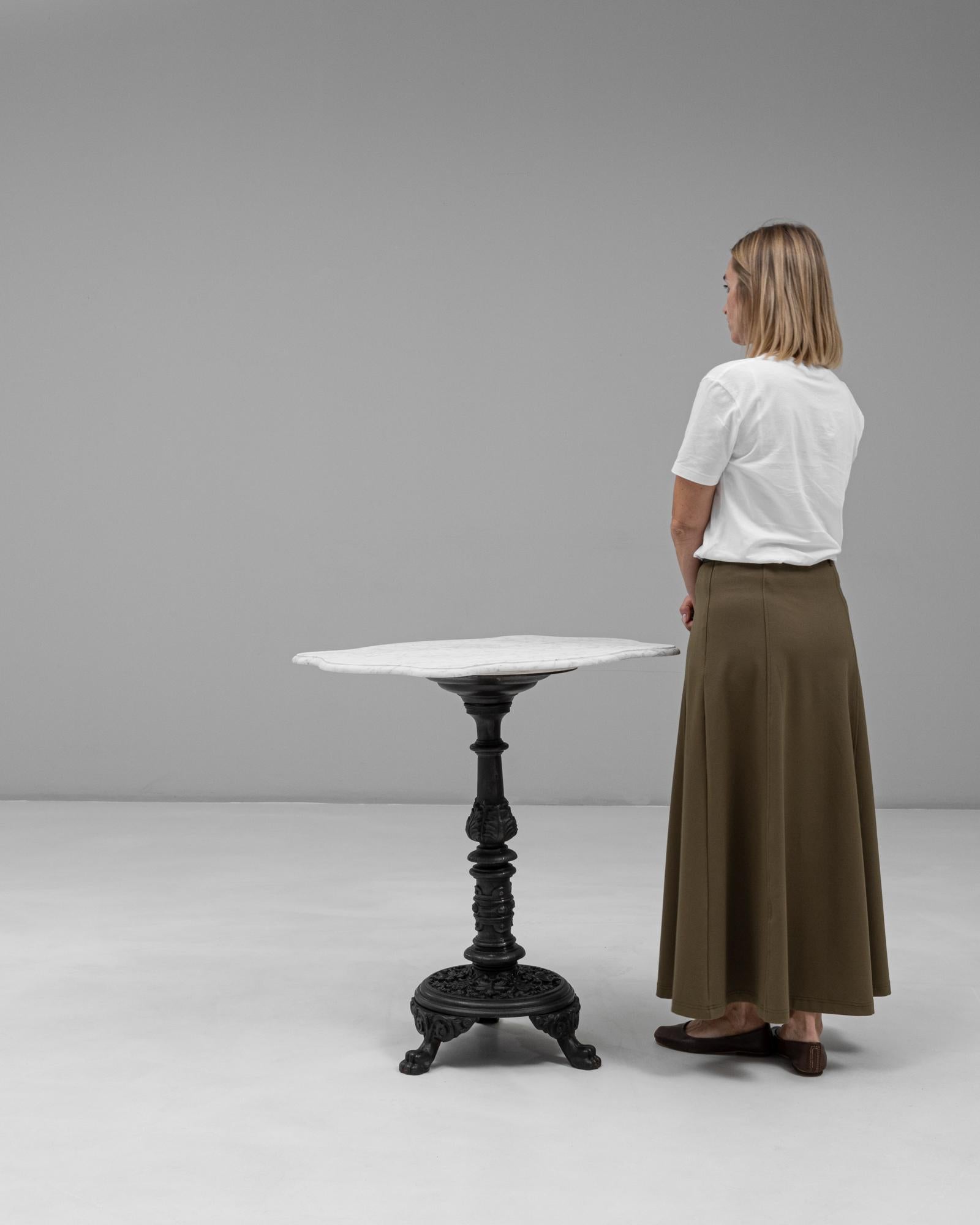 Table de bistrot en fonte française du 20e siècle avec plateau en marbre Bon état - En vente à High Point, NC