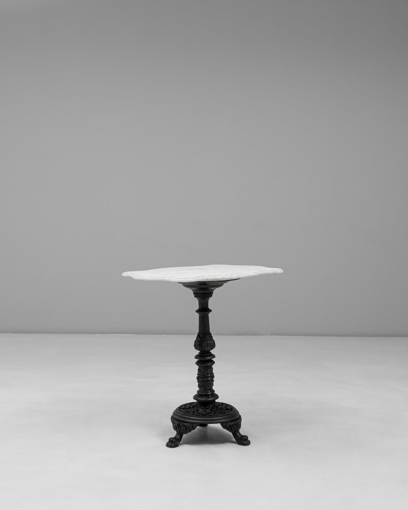 20ième siècle Table de bistrot en fonte française du 20e siècle avec plateau en marbre en vente