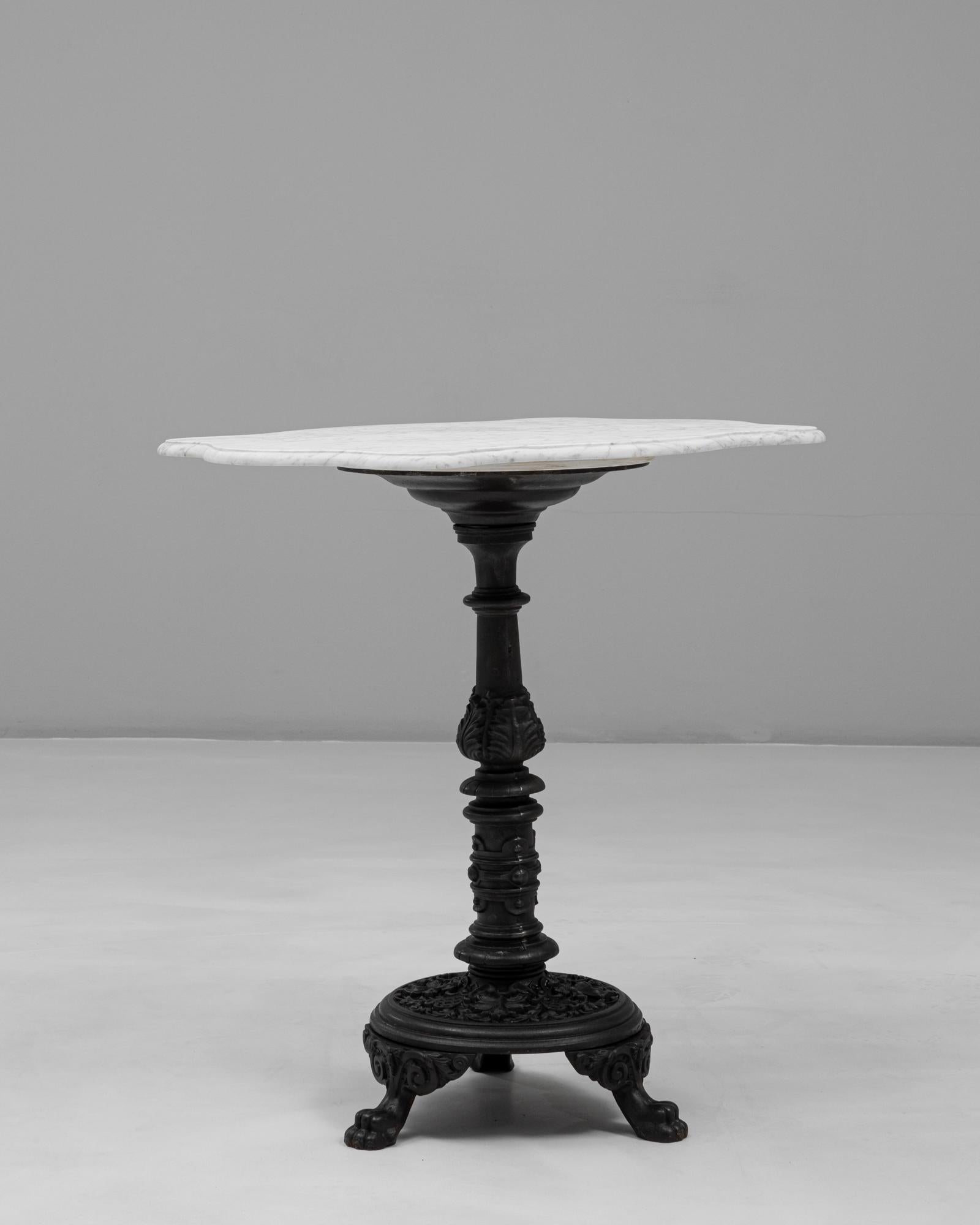 Fer Table de bistrot en fonte française du 20e siècle avec plateau en marbre en vente