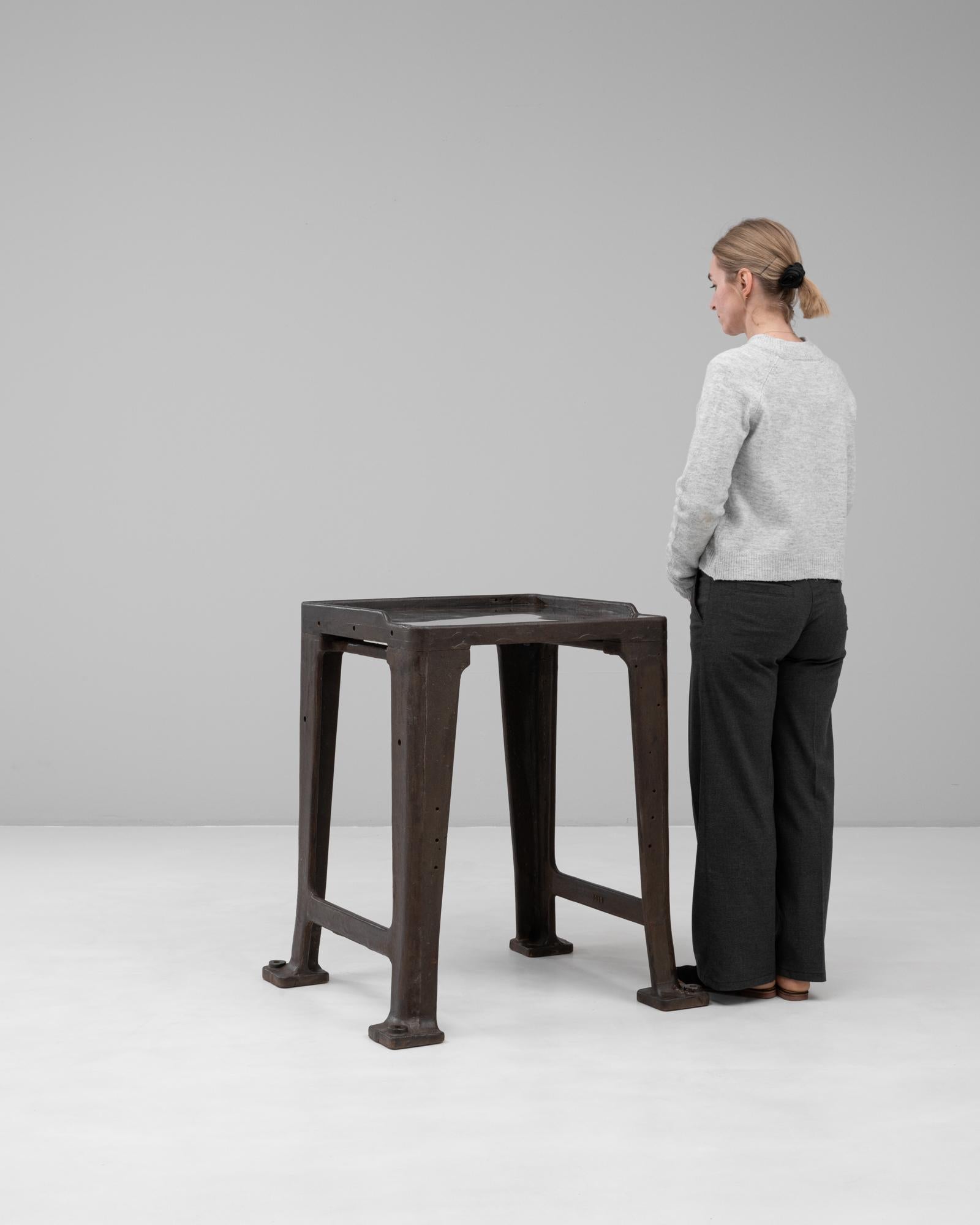 Table de travail industrielle en fonte du 20e siècle avec plateau en laiton Bon état - En vente à High Point, NC