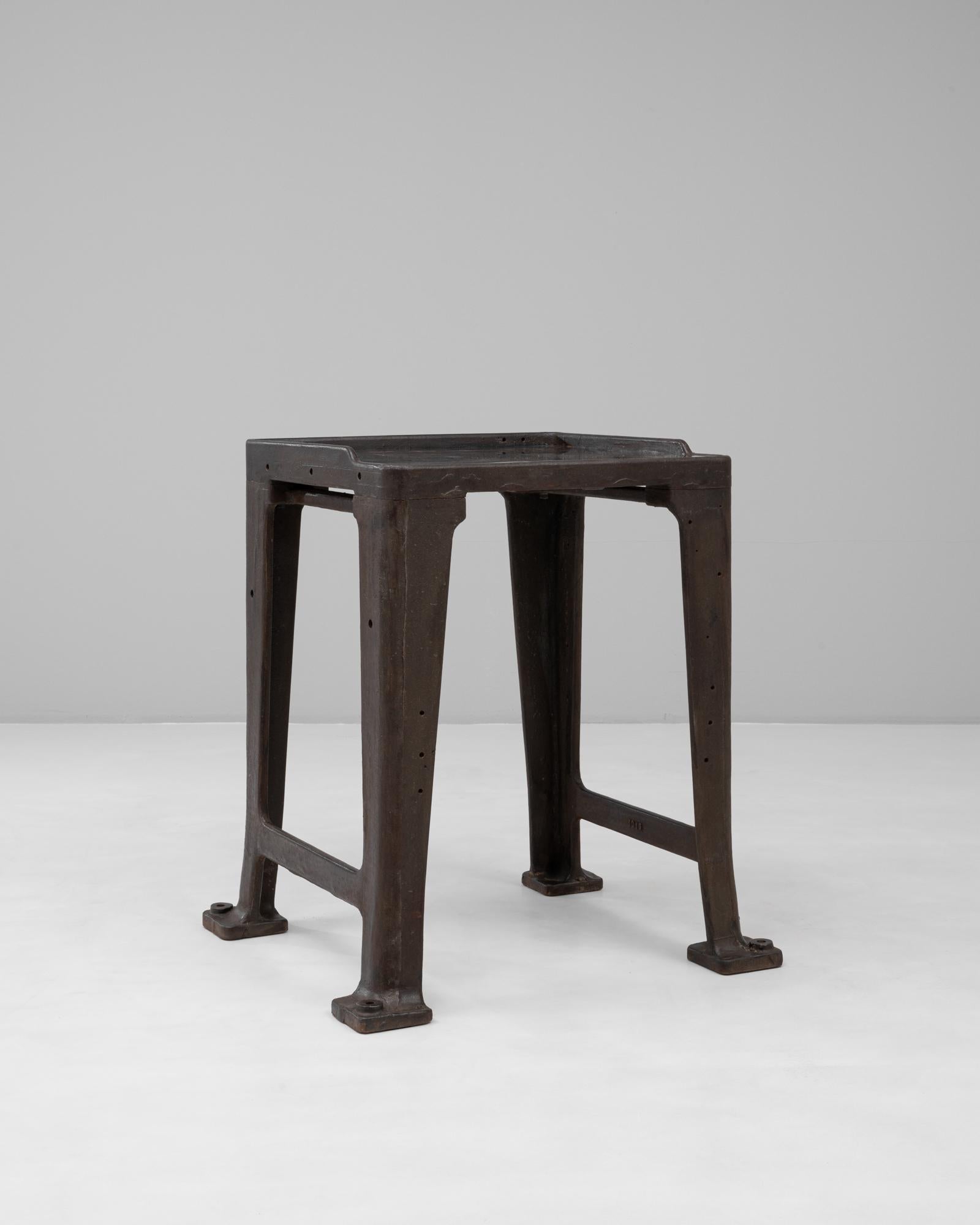 20ième siècle Table de travail industrielle en fonte du 20e siècle avec plateau en laiton en vente