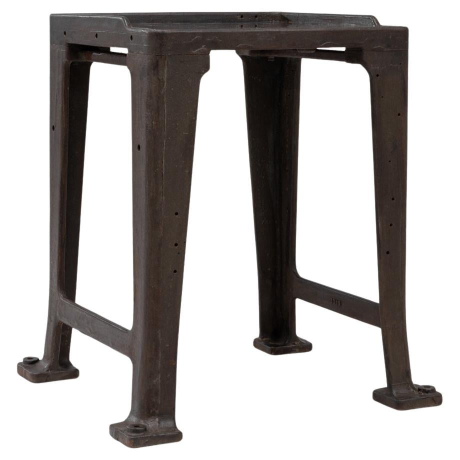 Table de travail industrielle en fonte du 20e siècle avec plateau en laiton en vente