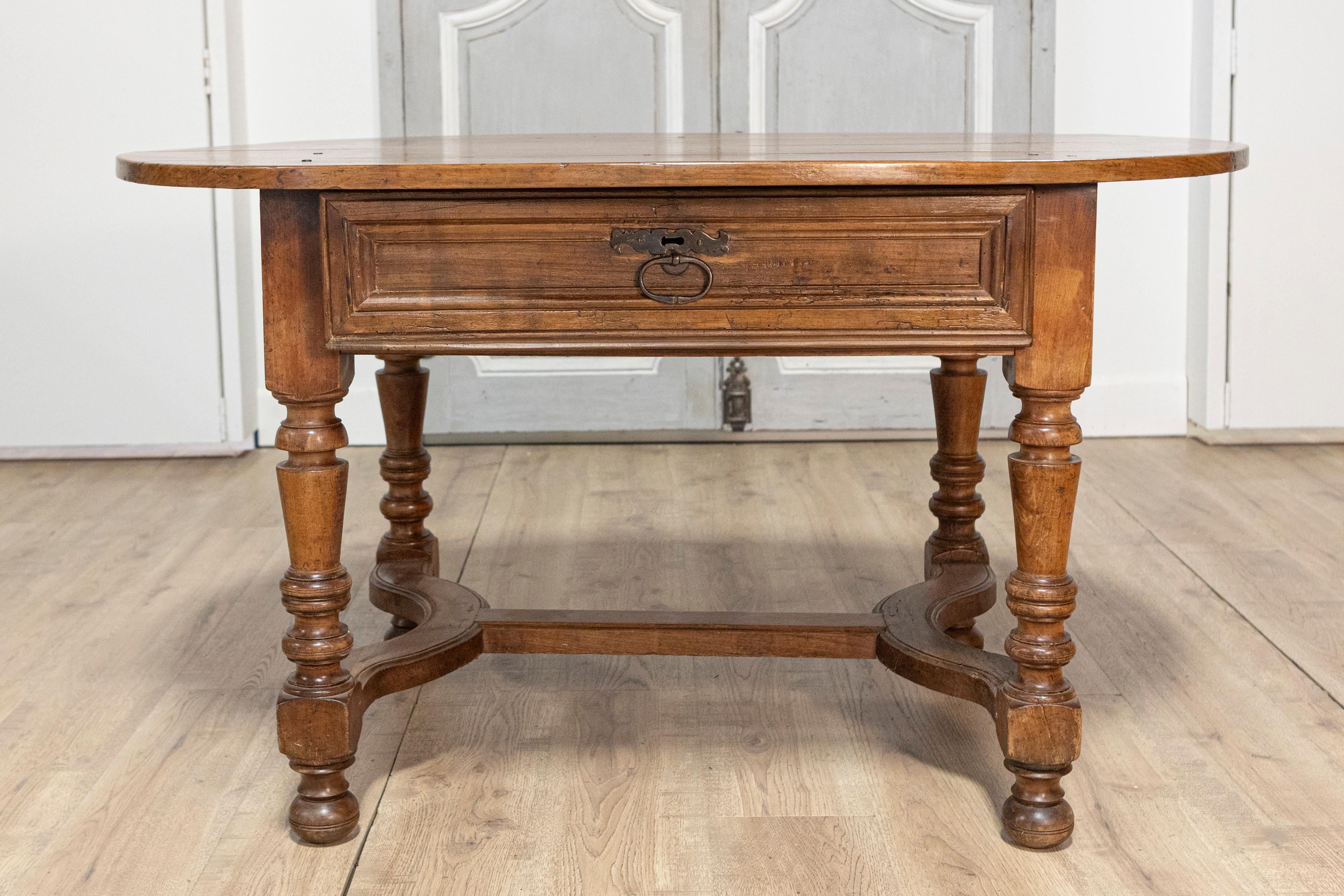 Provincial français Table centrale française du 20e siècle en vente