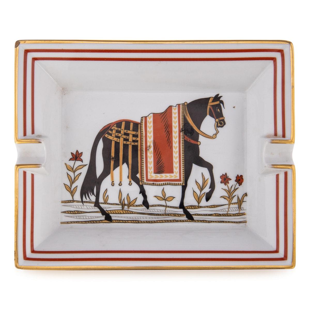 Ein Keramik-Aschenbecher von Hermes, hergestellt in Frankreich in der zweiten Hälfte des 20. Jahrhunderts. Diese Aschenbecher hatten schon immer einen hohen Sammlerwert, insbesondere die Vintage-Modelle. Dieses Exemplar hat ein hübsches Reitermotiv