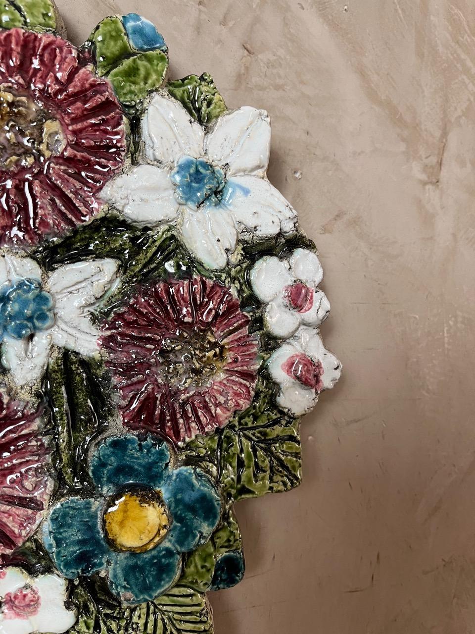 20. Jahrhundert Französisch Keramik Blumenstrauß Wanddekoration im Angebot 7