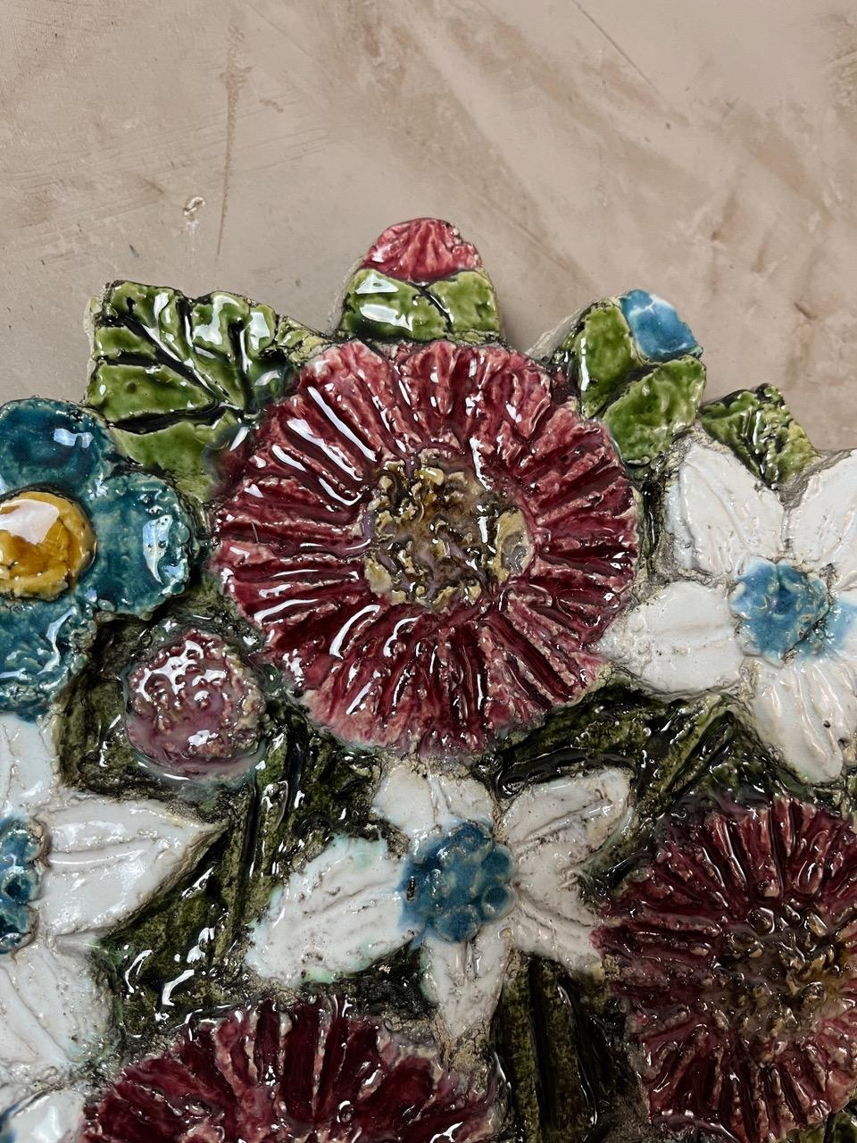 20. Jahrhundert Französisch Keramik Blumenstrauß Wanddekoration im Angebot 9