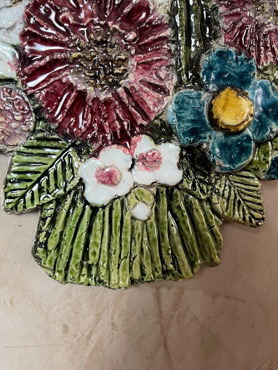 20. Jahrhundert Französisch Keramik Blumenstrauß Wanddekoration im Angebot 10
