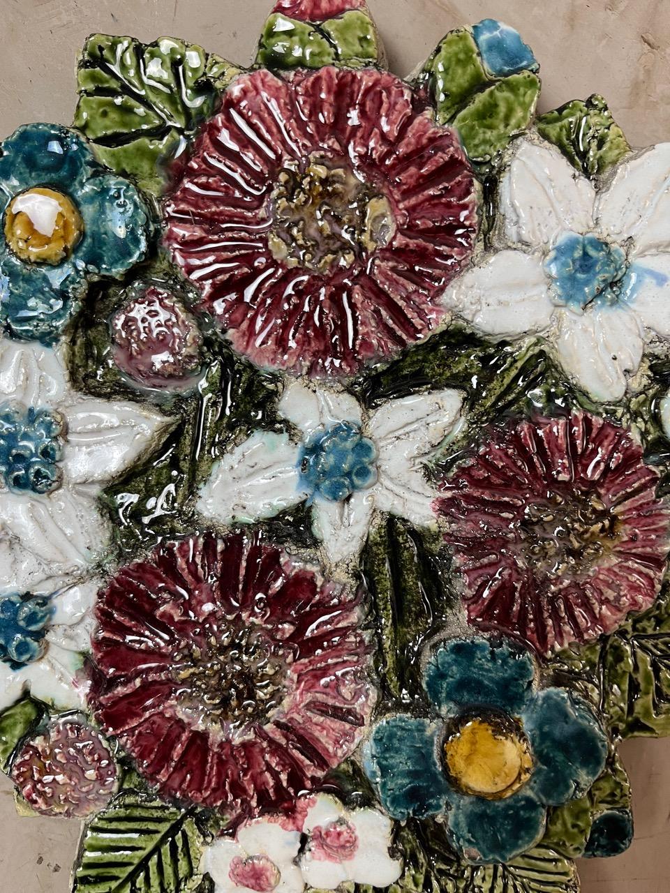20. Jahrhundert Französisch Keramik Blumenstrauß Wanddekoration (Ende des 20. Jahrhunderts) im Angebot