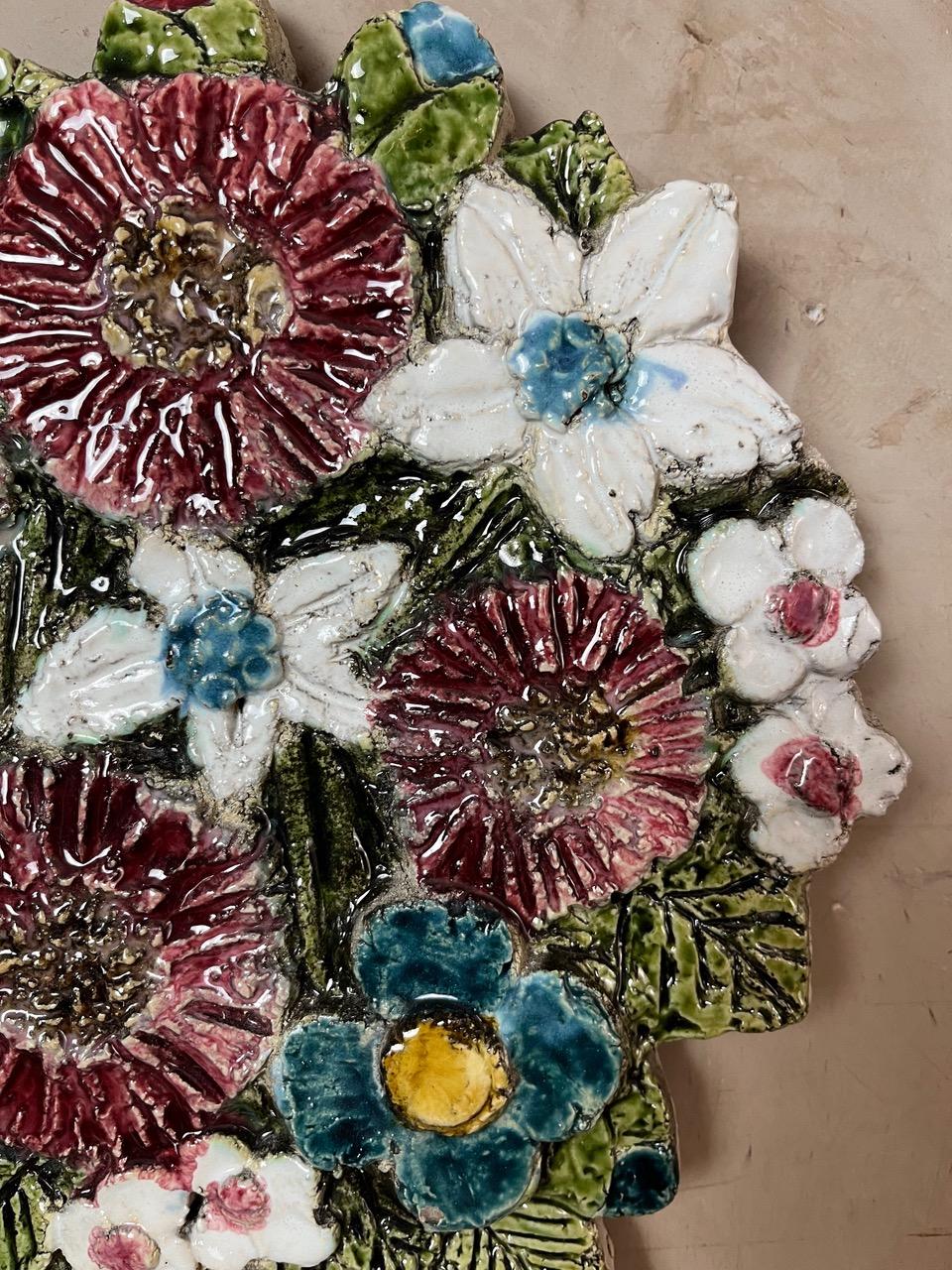 20. Jahrhundert Französisch Keramik Blumenstrauß Wanddekoration im Angebot 1