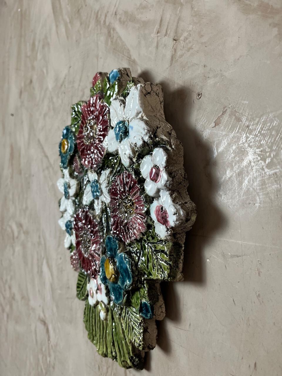 20. Jahrhundert Französisch Keramik Blumenstrauß Wanddekoration im Angebot 3