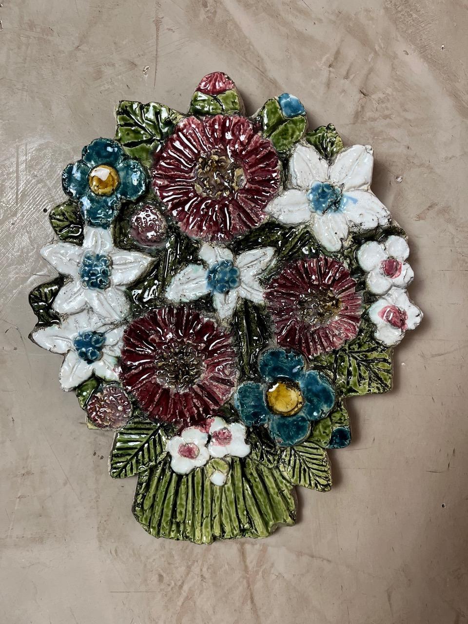 20. Jahrhundert Französisch Keramik Blumenstrauß Wanddekoration im Angebot 5