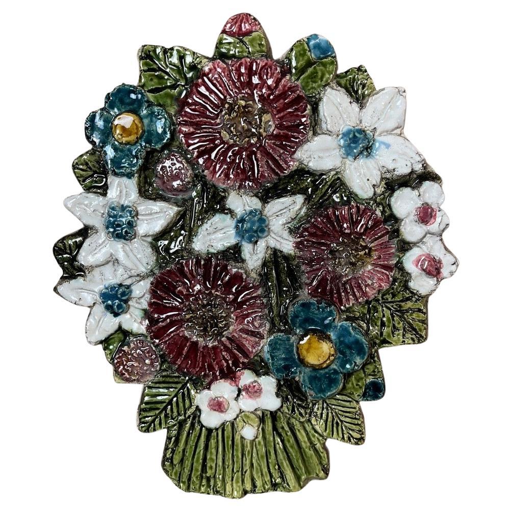 20. Jahrhundert Französisch Keramik Blumenstrauß Wanddekoration im Angebot