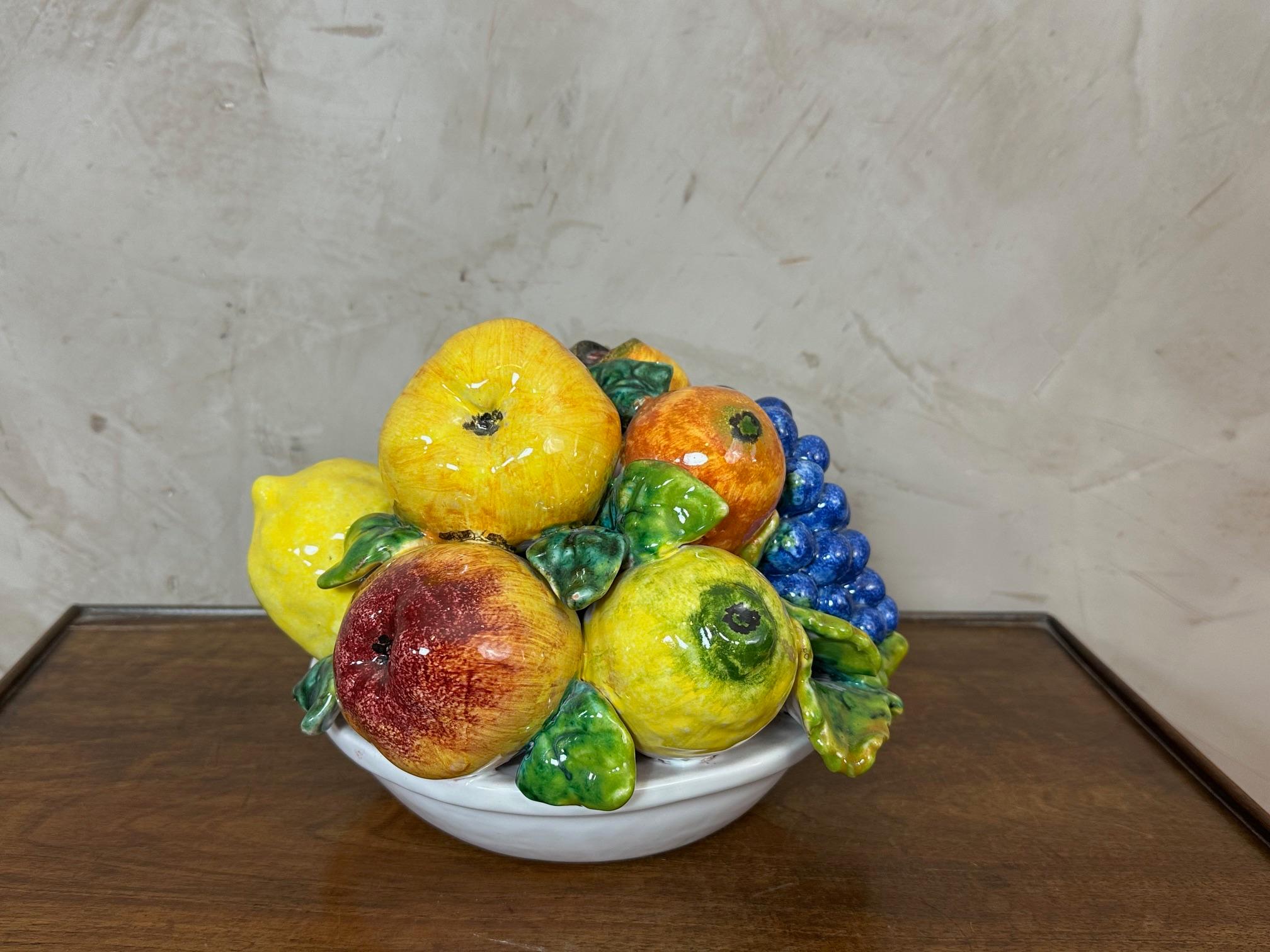 Cesta de frutas de cerámica francesa del siglo XX, años 50 Francés en venta