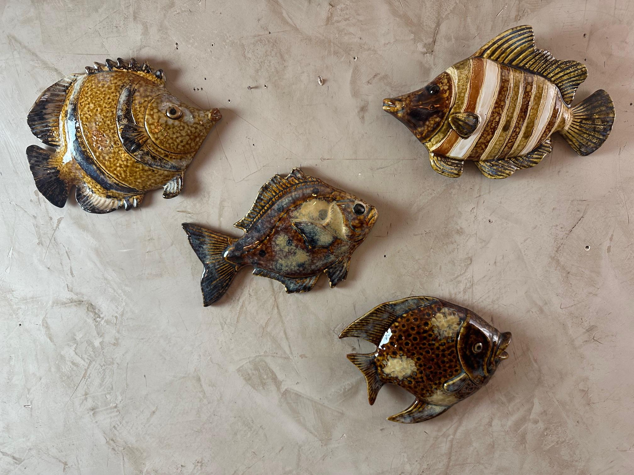 Ensemble de 4 poissons de Vallauris en céramique française du 20e siècle, 1970 Bon état - En vente à LEGNY, FR