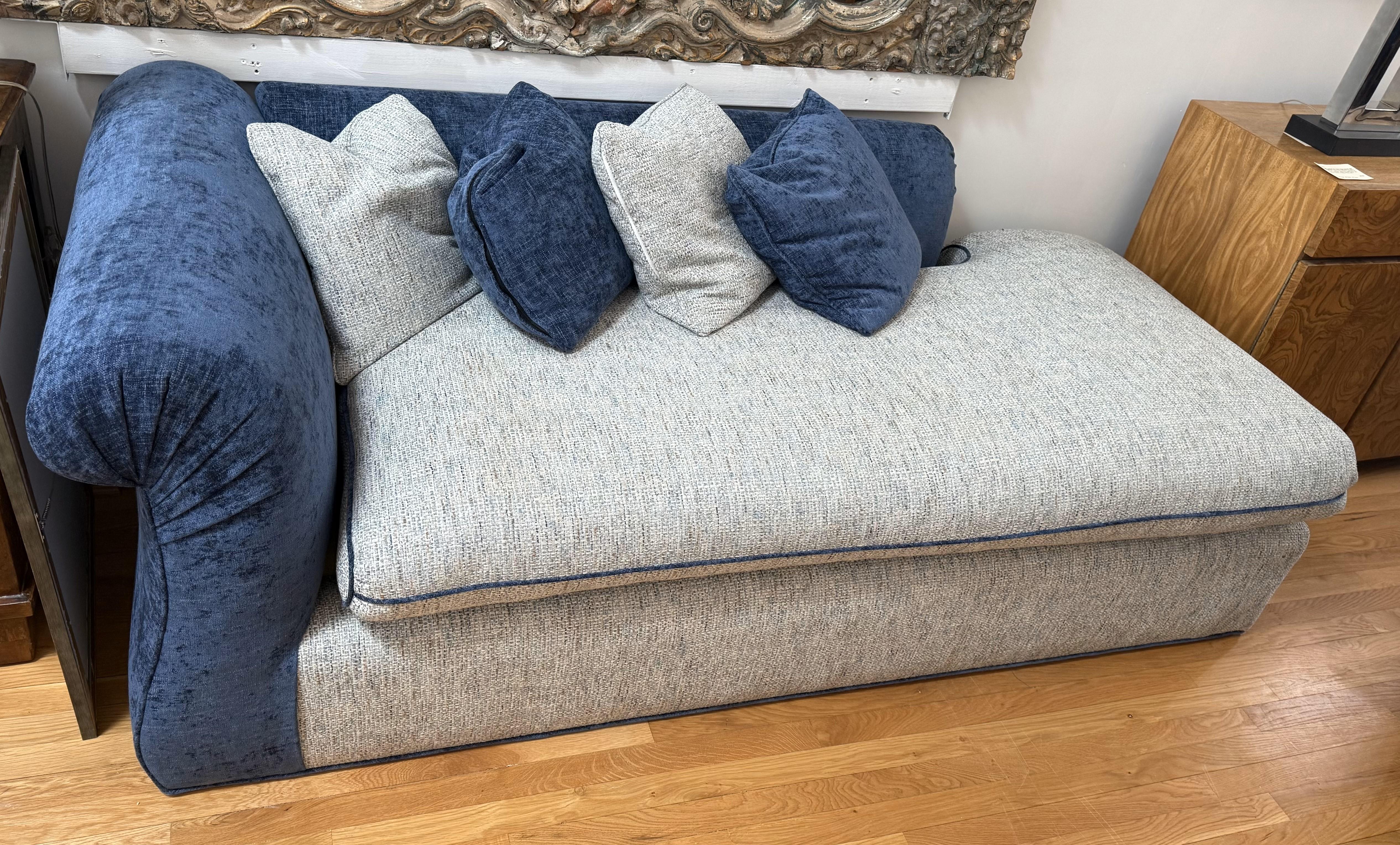 Chaise française du 20ème siècle. Récemment recouvert de tissus bleus 