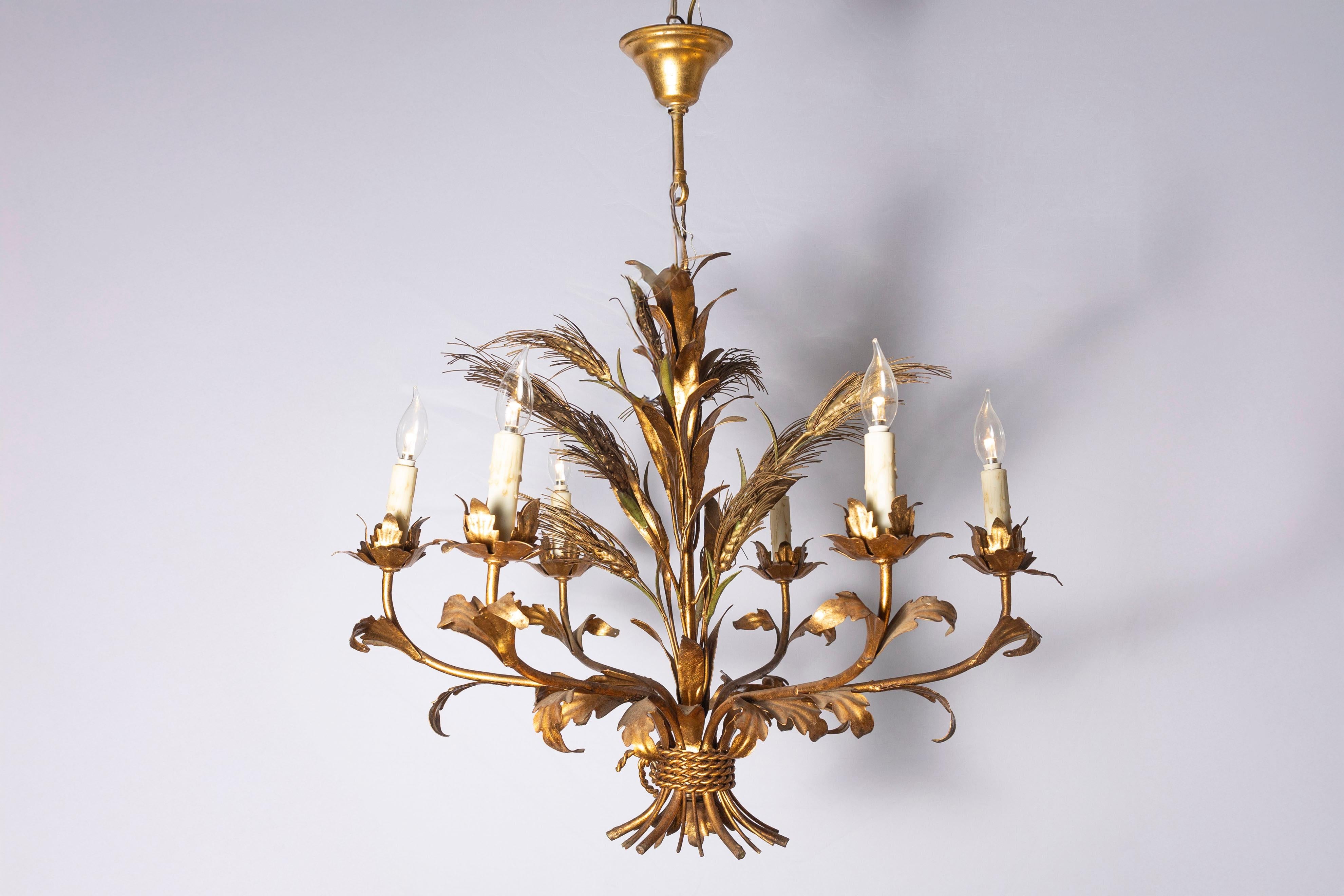 Questo raffinato lampadario francese del XX secolo, ispirato allo stile senza tempo di Coco Chanel, combina l'eleganza vintage con un tocco moderno. Realizzato in metallo dorato, il suo design delicato è caratterizzato da covoni di grano e motivi