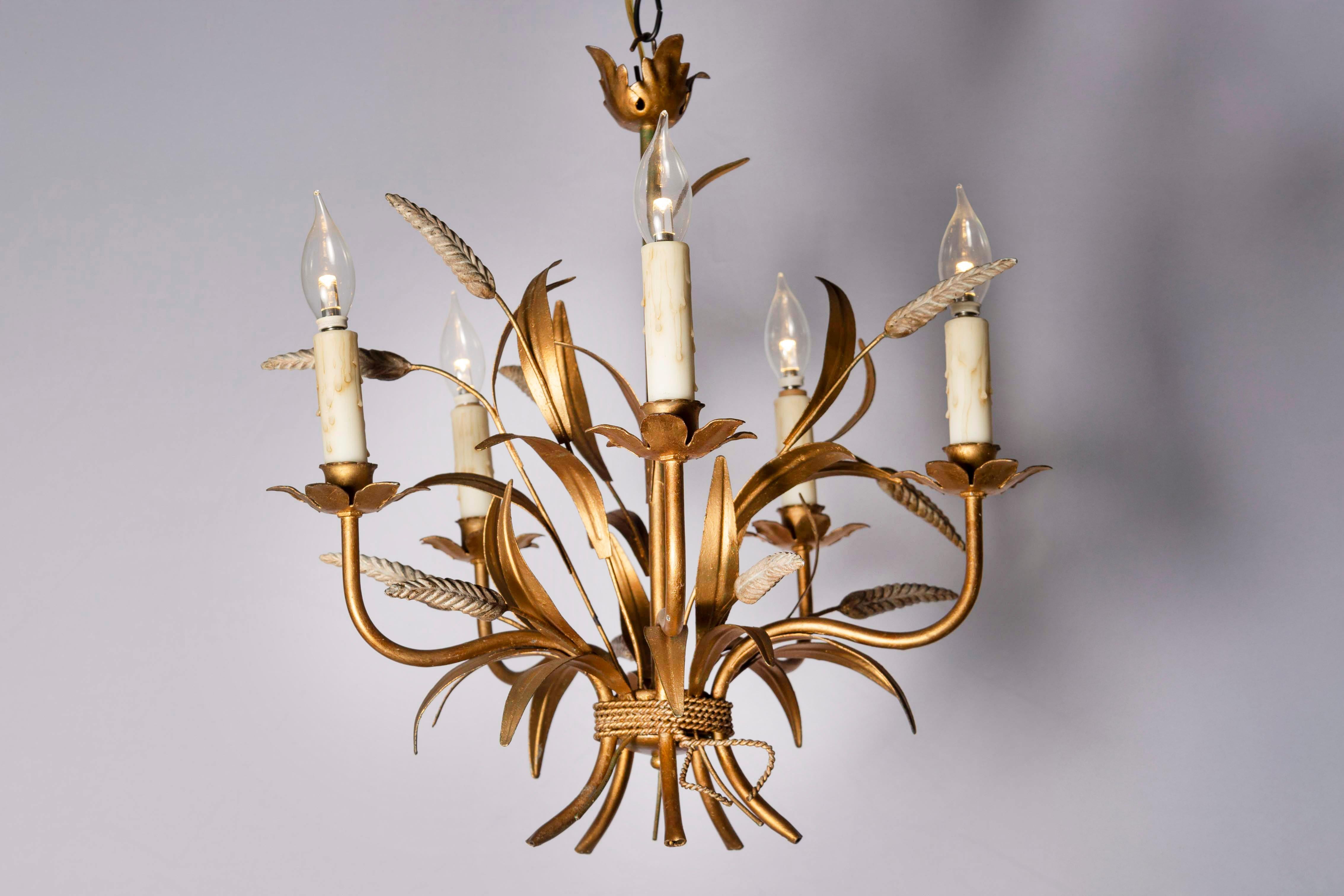 Dieser atemberaubende französische Kronleuchter aus dem 20. Jahrhundert, der von der zeitlosen Eleganz von Coco Chanel inspiriert ist, verbindet auf wunderbare Weise Vintage-Charme mit raffinierter Handwerkskunst. Der vergoldete Metallrahmen ist mit