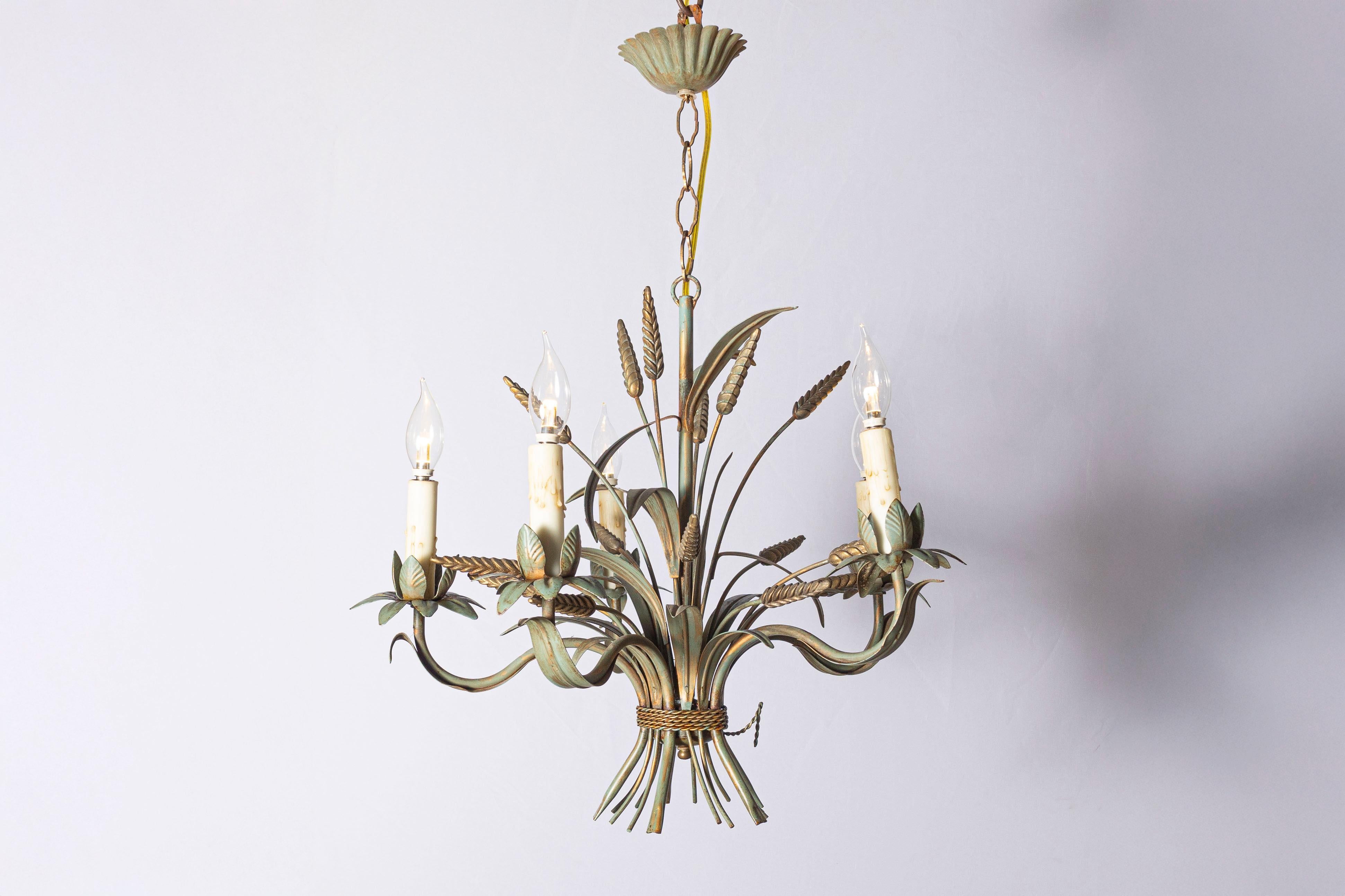 Ce lustre français du XXe siècle, inspiré par l'élégance intemporelle de Coco Chanel, présente un délicat bouquet de métal doré et peint, façonné en gerbes de blé et en motifs de feuillage. Reflétant l'amour de Chanel pour le design inspiré par la