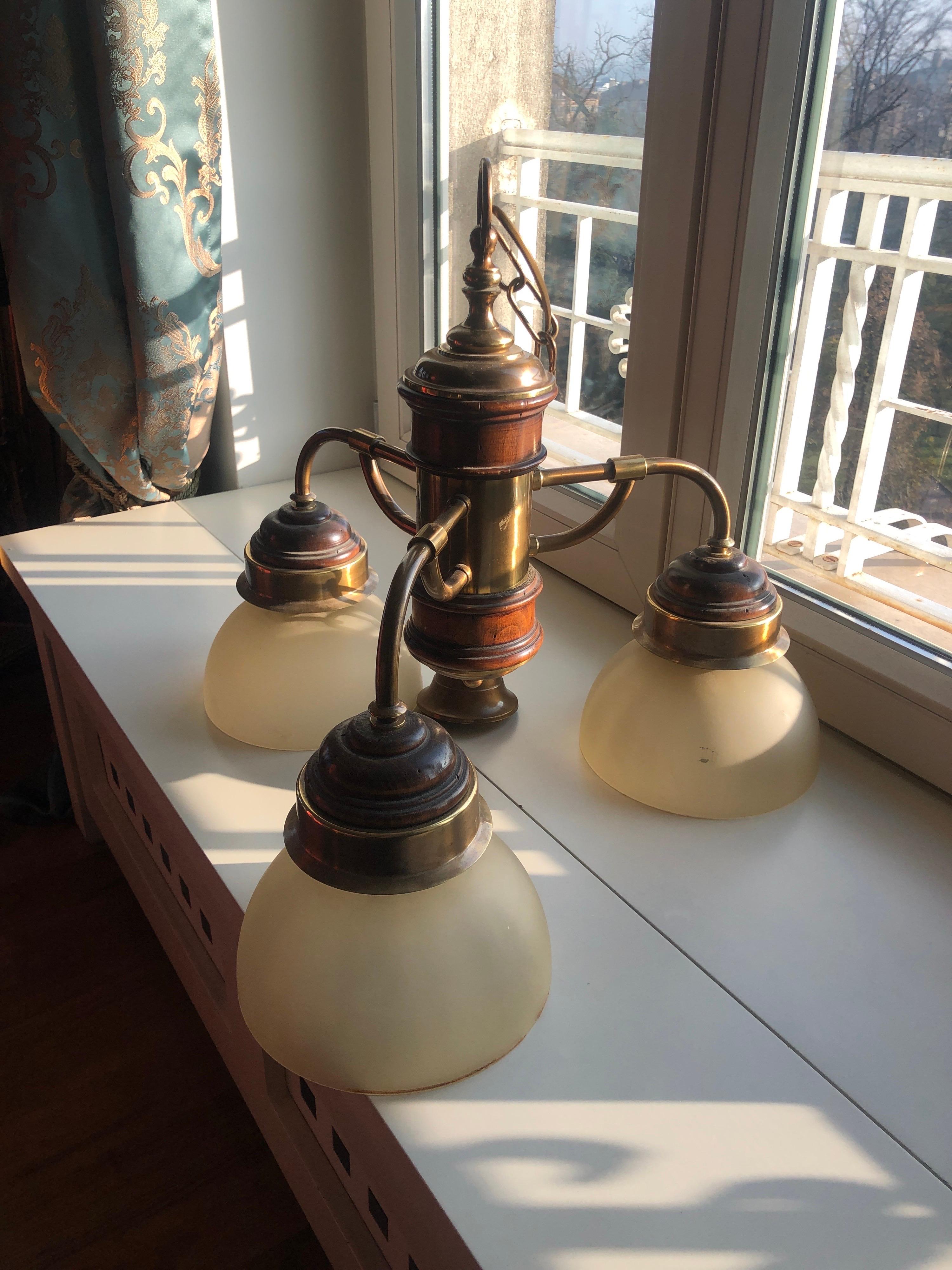 Laiton Lustre français du 20ème siècle en laiton et Wood avec trois Lights en vente