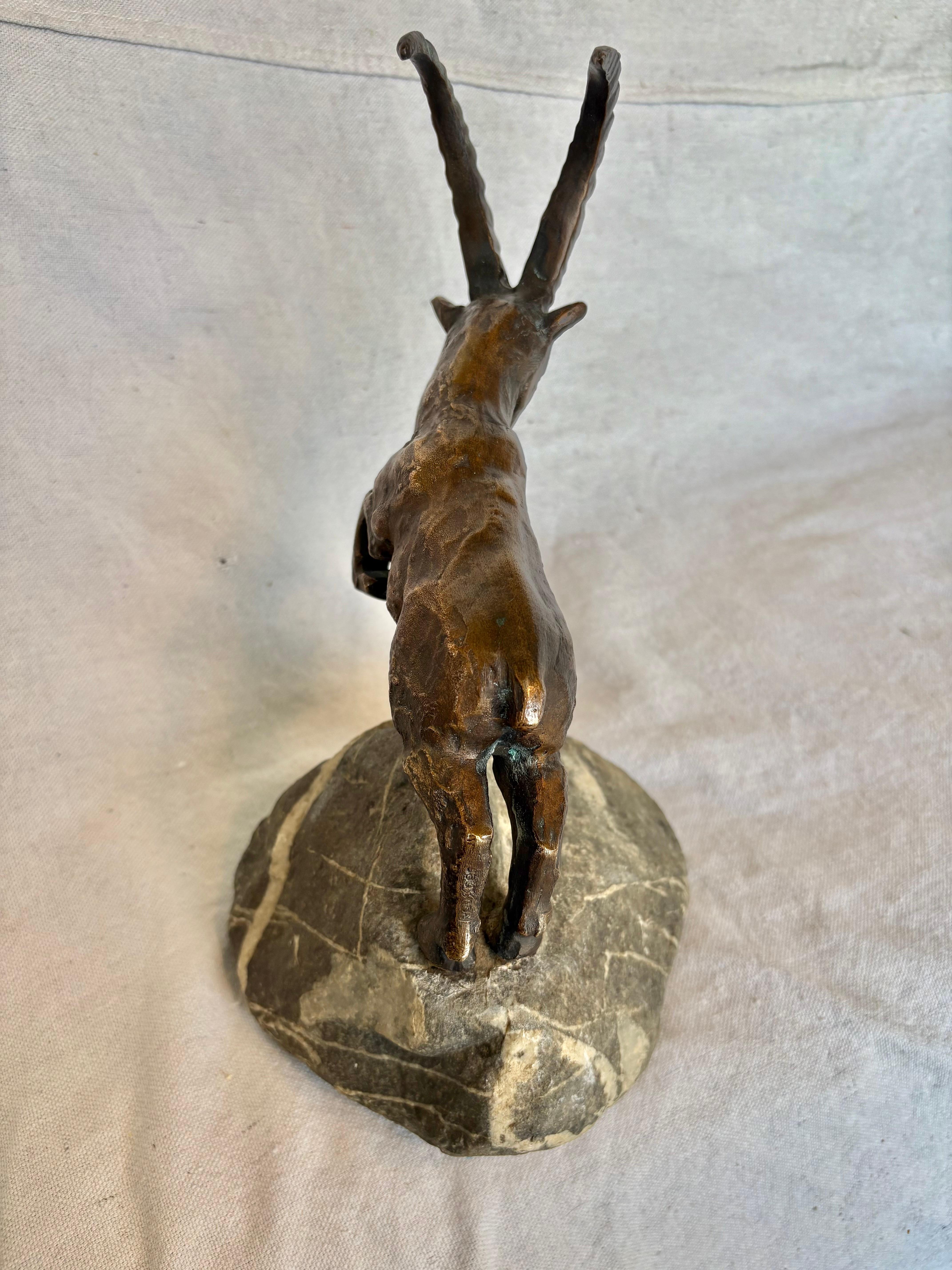 Scultura di stambecco in bronzo di Charles Reussner del XX secolo in vendita 3