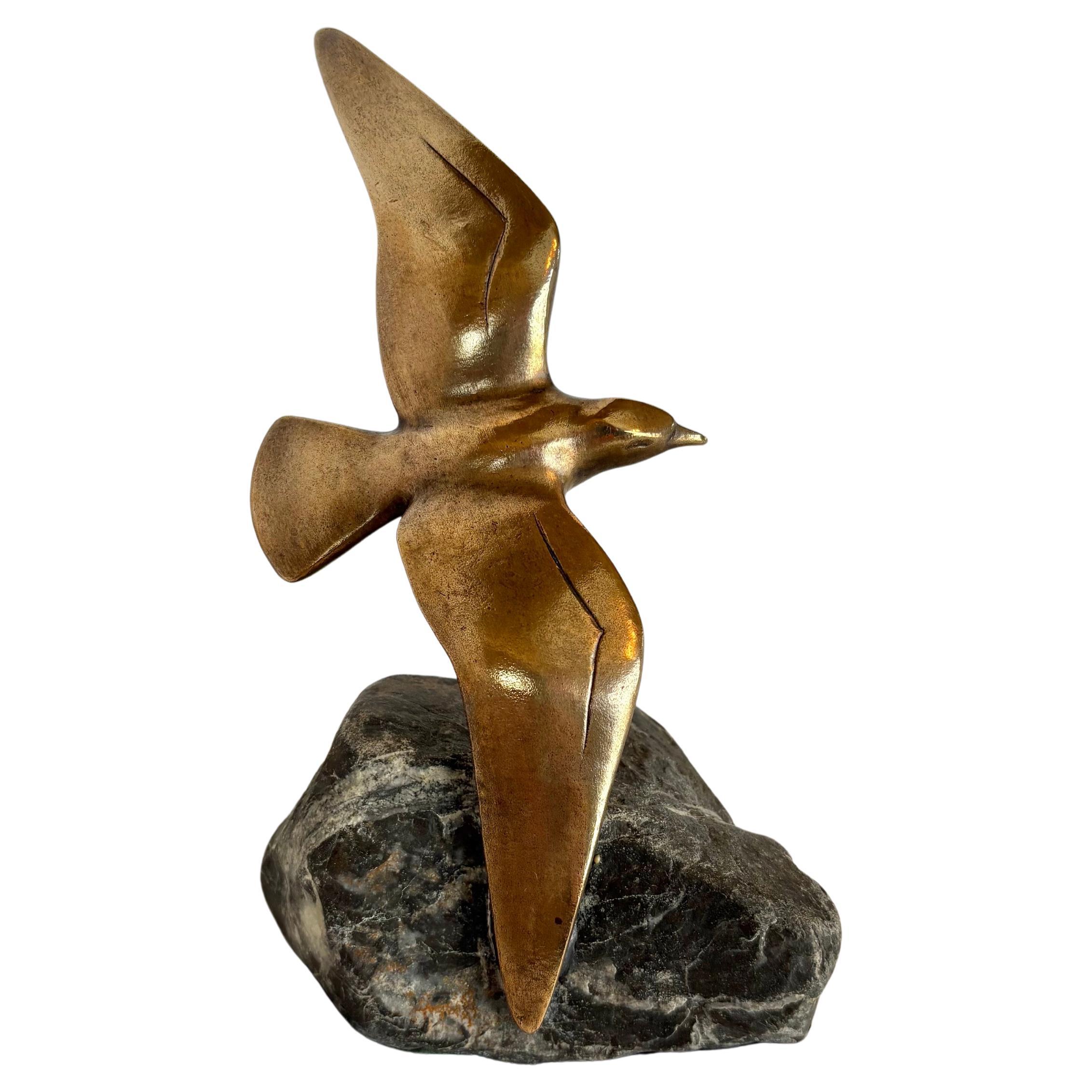 Diese mächtige französische Möwenskulptur aus Bronze aus dem 20. Jahrhundert ist ein Werk des französischen Künstlers Charles Reussner (1886-1961).  Reussner war für seine Skulpturen bekannt und sehr begehrt. Das Stück stellt eine stilisierte Möwe