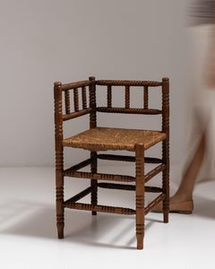 Silla de esquina francesa del siglo XX, estilo Arts & Crafts, de madera de castaño, con asiento de junco