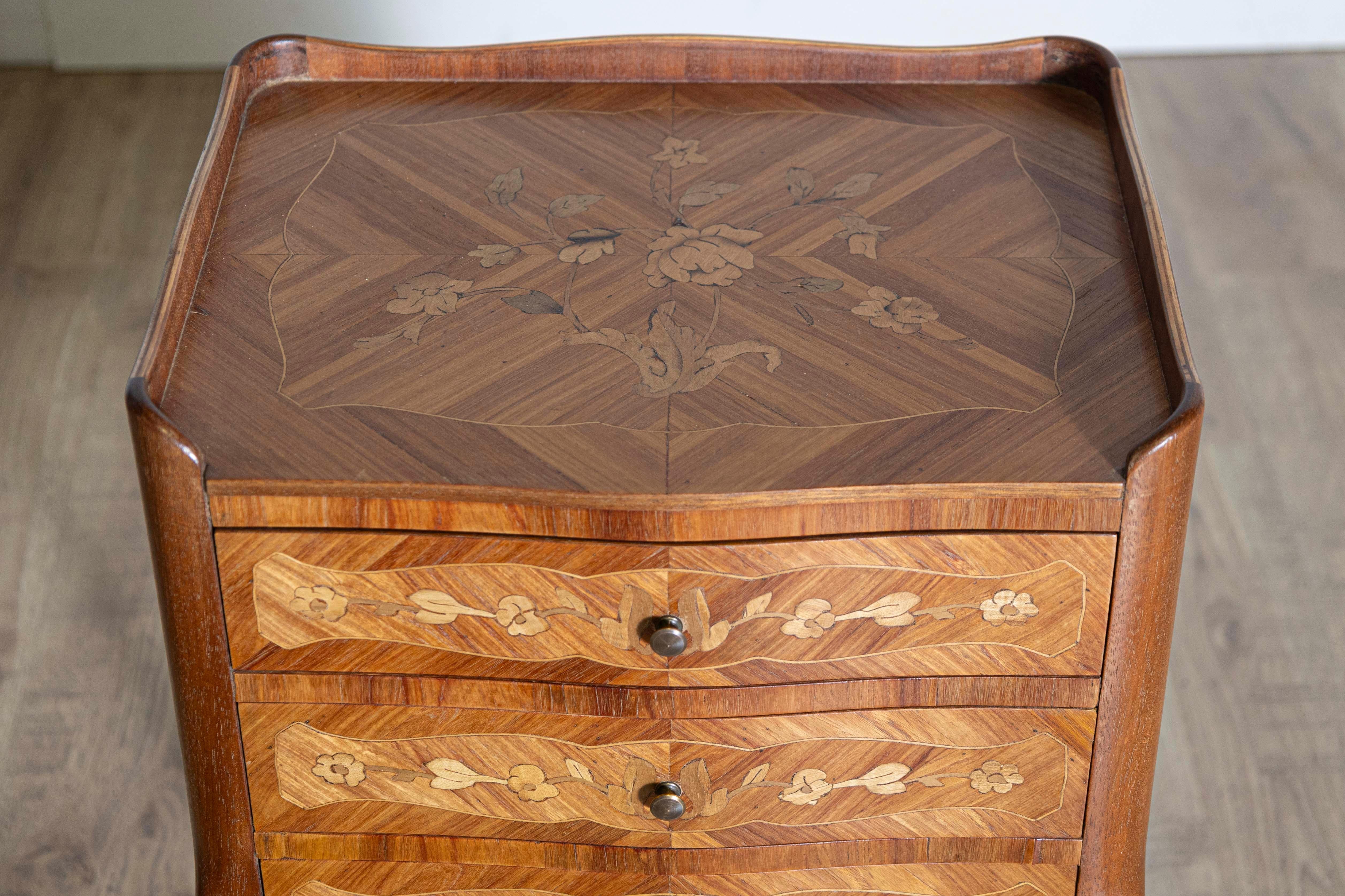 Louis XV Table à chevet française du 20e siècle en vente