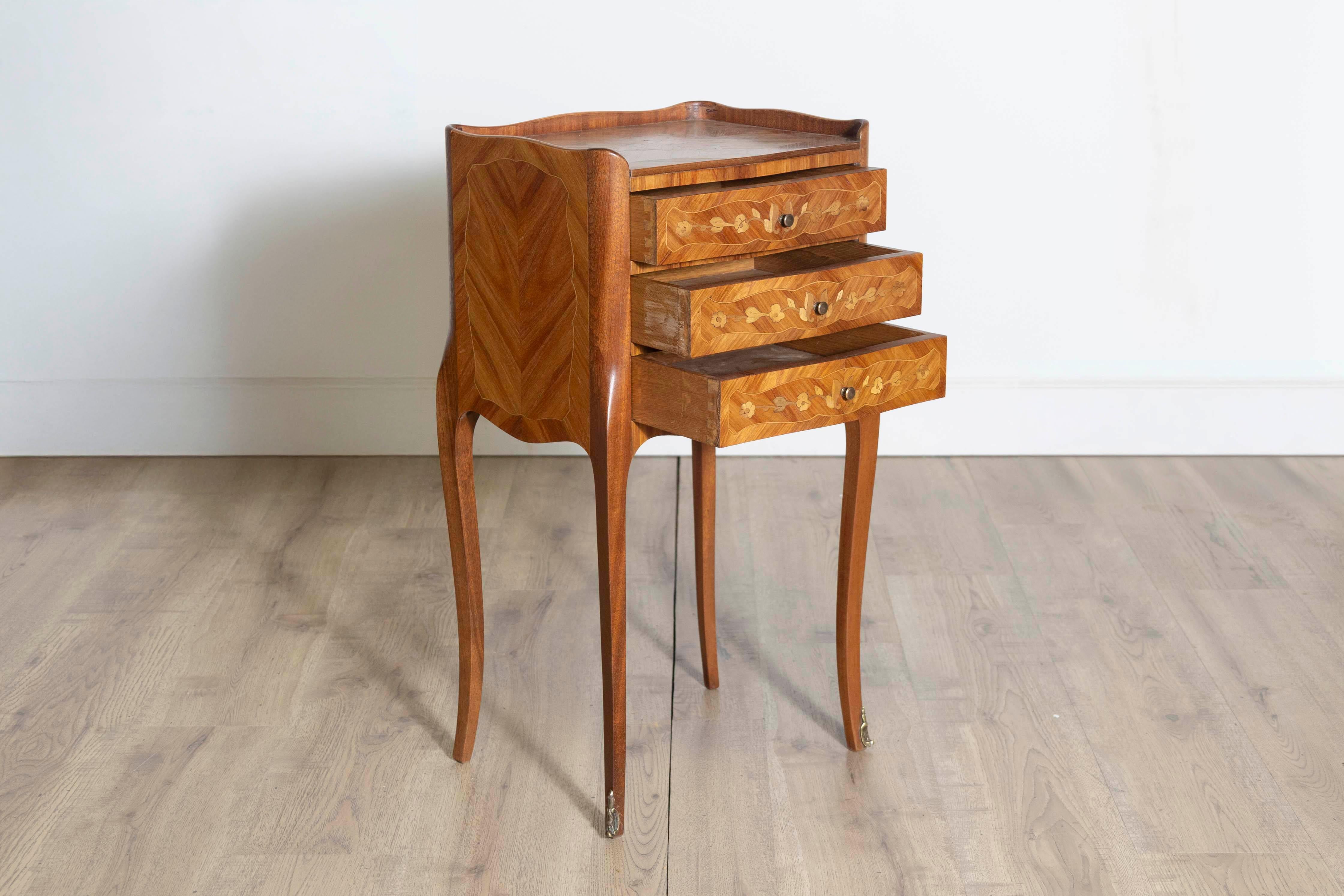 Table à chevet française du 20e siècle Bon état - En vente à Atlanta, GA