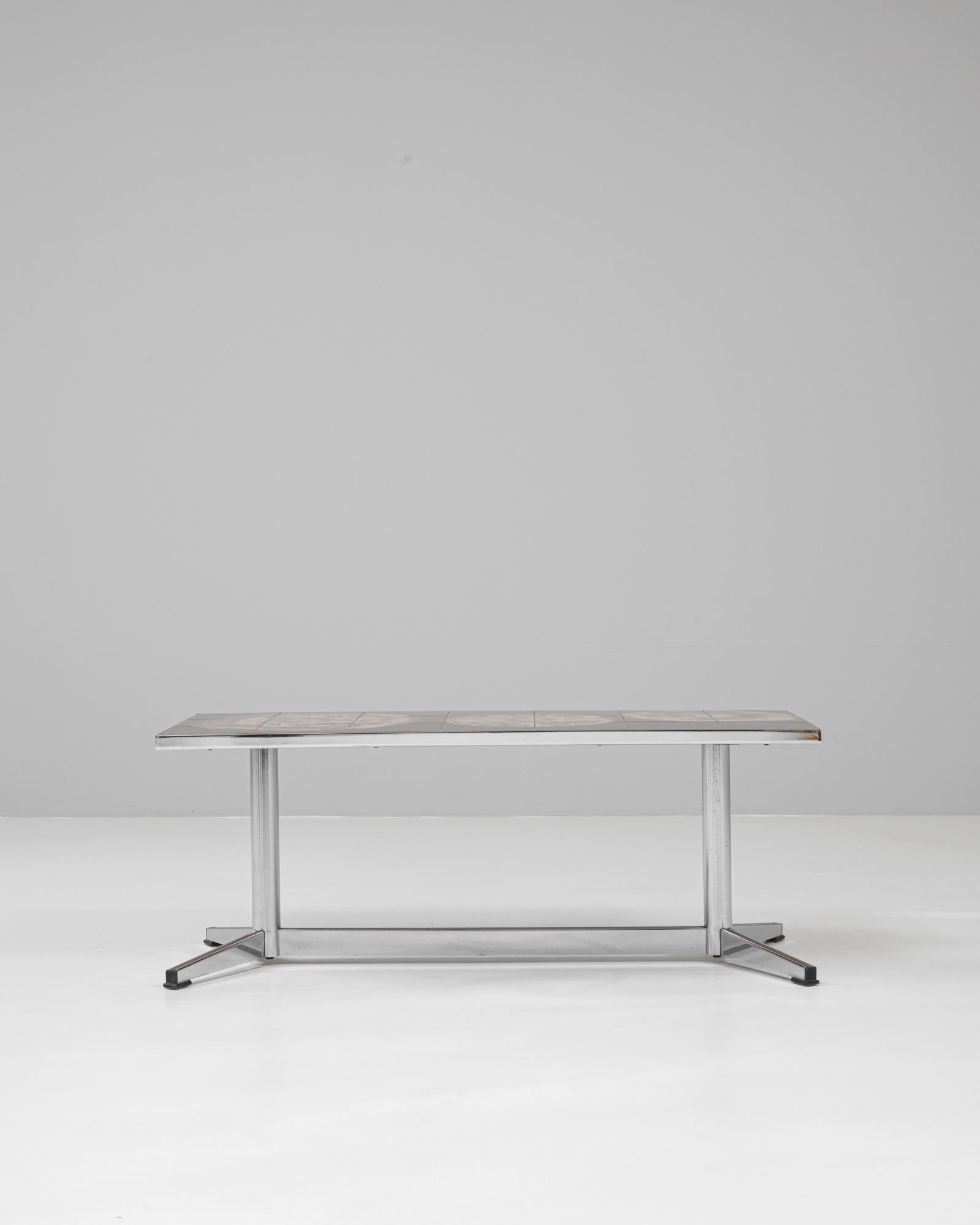 Cette table basse française chromée du 20e siècle avec plateau en céramique de Juliette Belarti est un exemple de l'art du milieu du siècle et du design moderne. La base chromée élégante offre des lignes épurées et de la stabilité, tandis que le