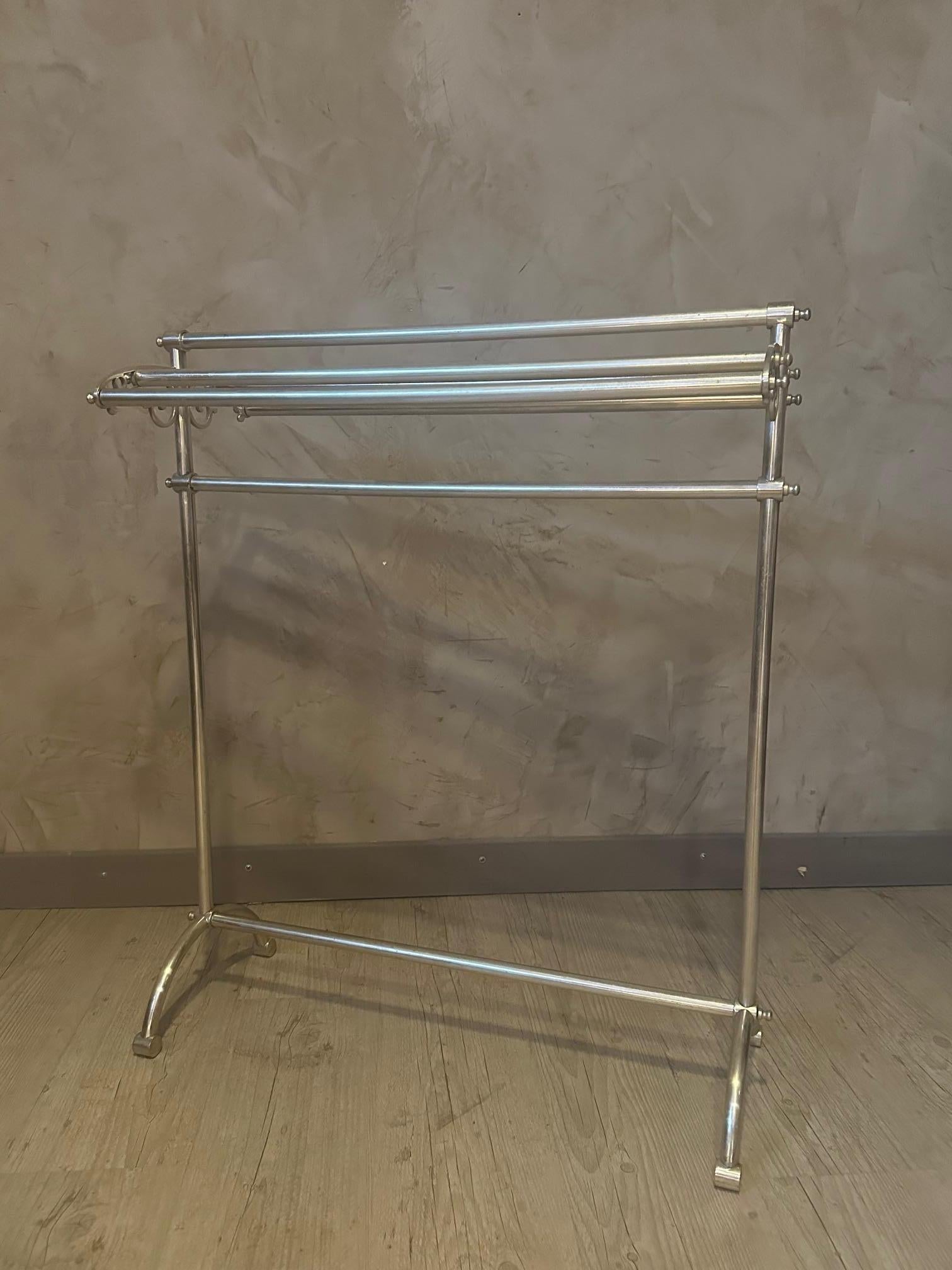Free-standing towel rack in chrome metal dating from the 70s.
In good condition. Fully removable.
Nice quality.