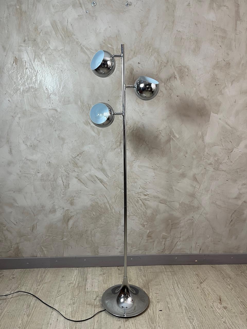 Icône du design de l'ère spatiale, ce lampadaire en métal chromé des années 1970 est un véritable bijou rétro !
Son style sculptural et ses trois têtes de globe réglables en font un objet à la fois fonctionnel et visuellement saisissant, parfait