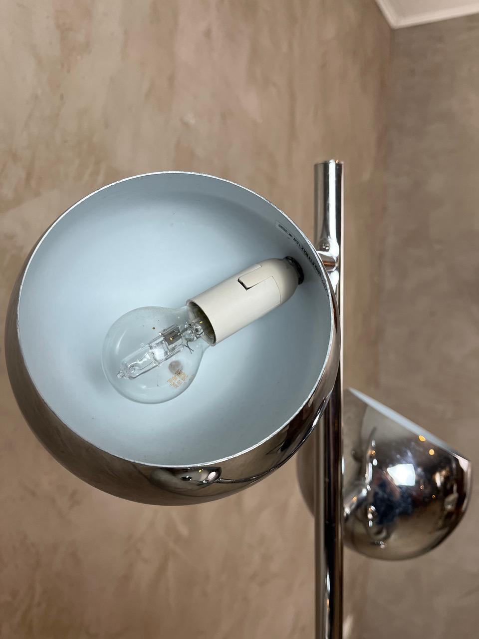 Lampadaire vintage en métal chromé français du 20e siècle, 1970 en vente 1