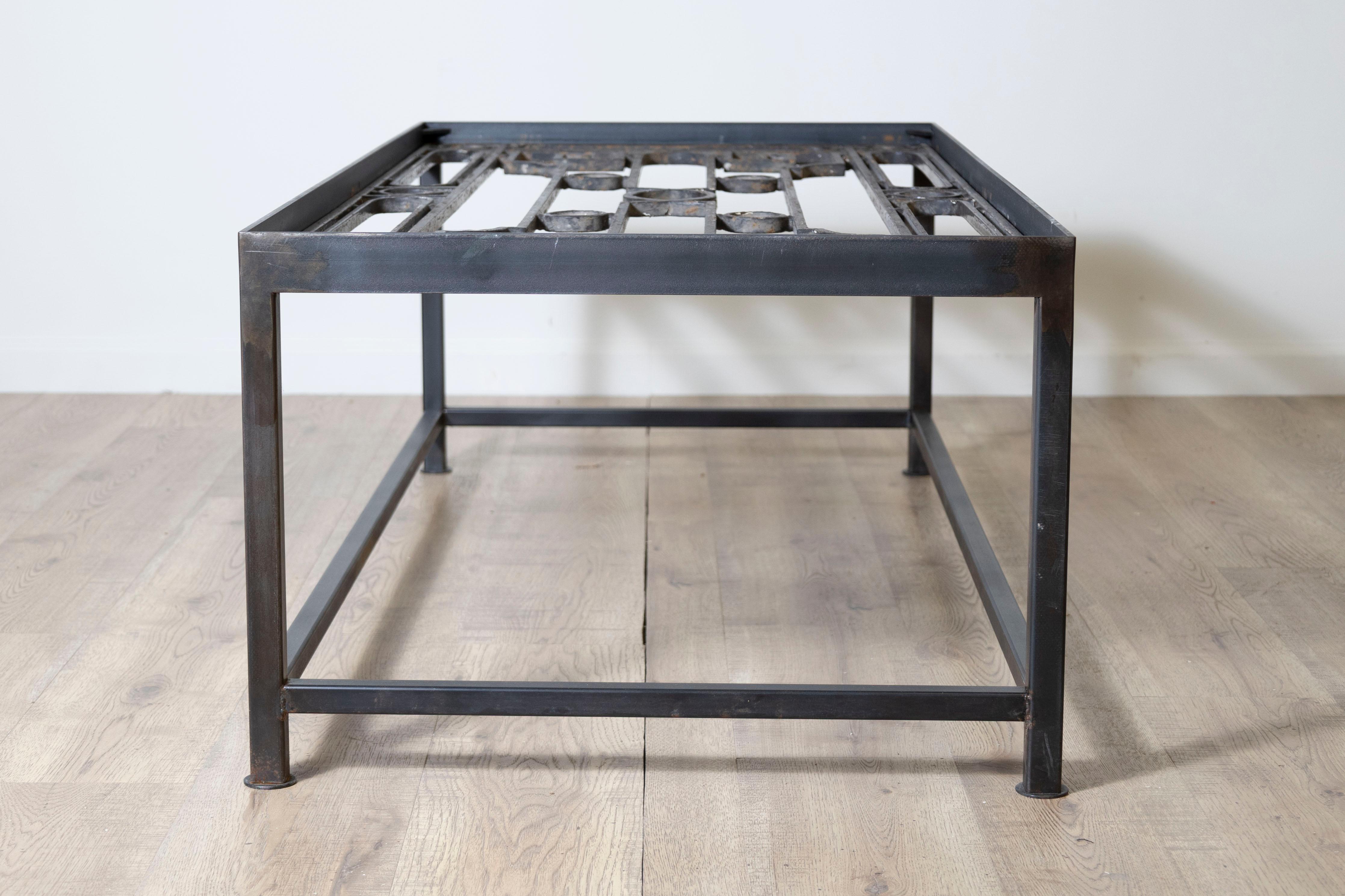 Français Table basse française du 20e siècle en vente