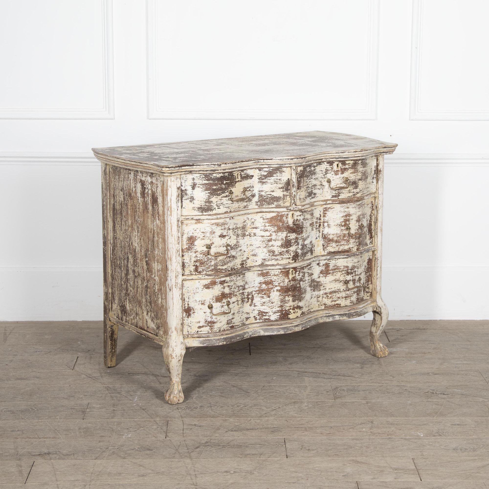 Commode francese del XX secolo risalente agli inizi del XX secolo.


Con verniciatura successiva e segni di un significativo restauro in tutto il suo complesso. 


Circa 1900.
