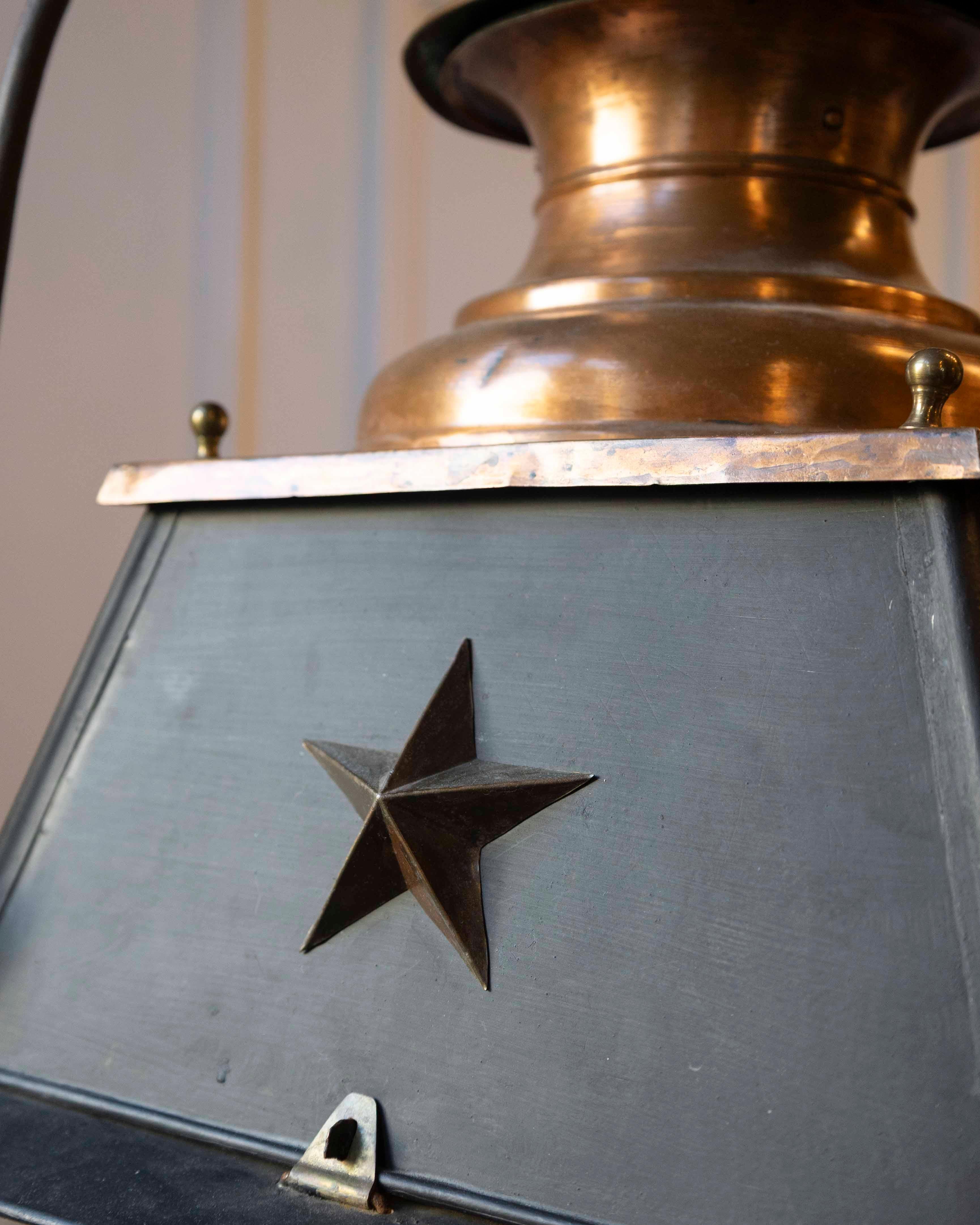 Farol francés del siglo XX de cobre y hierro con motivos de estrellas Vidrio en venta