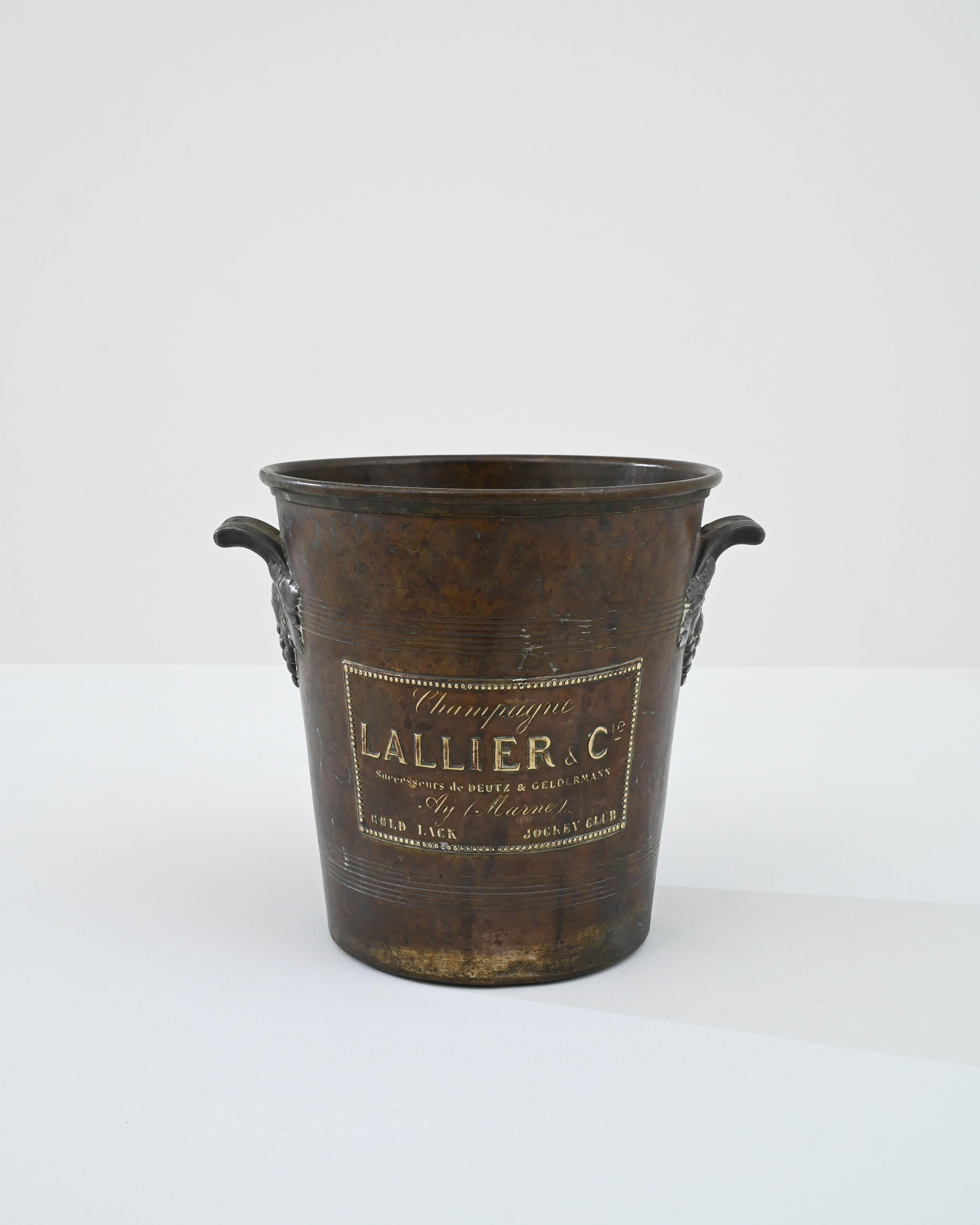 This vintage ice bucket evokes the glamorous parties of yesteryear. From before the era of refrigeration, this was an essential appliance for every party or quiet evening refreshment. Made in France in the 20th century, this bucket is emblazoned