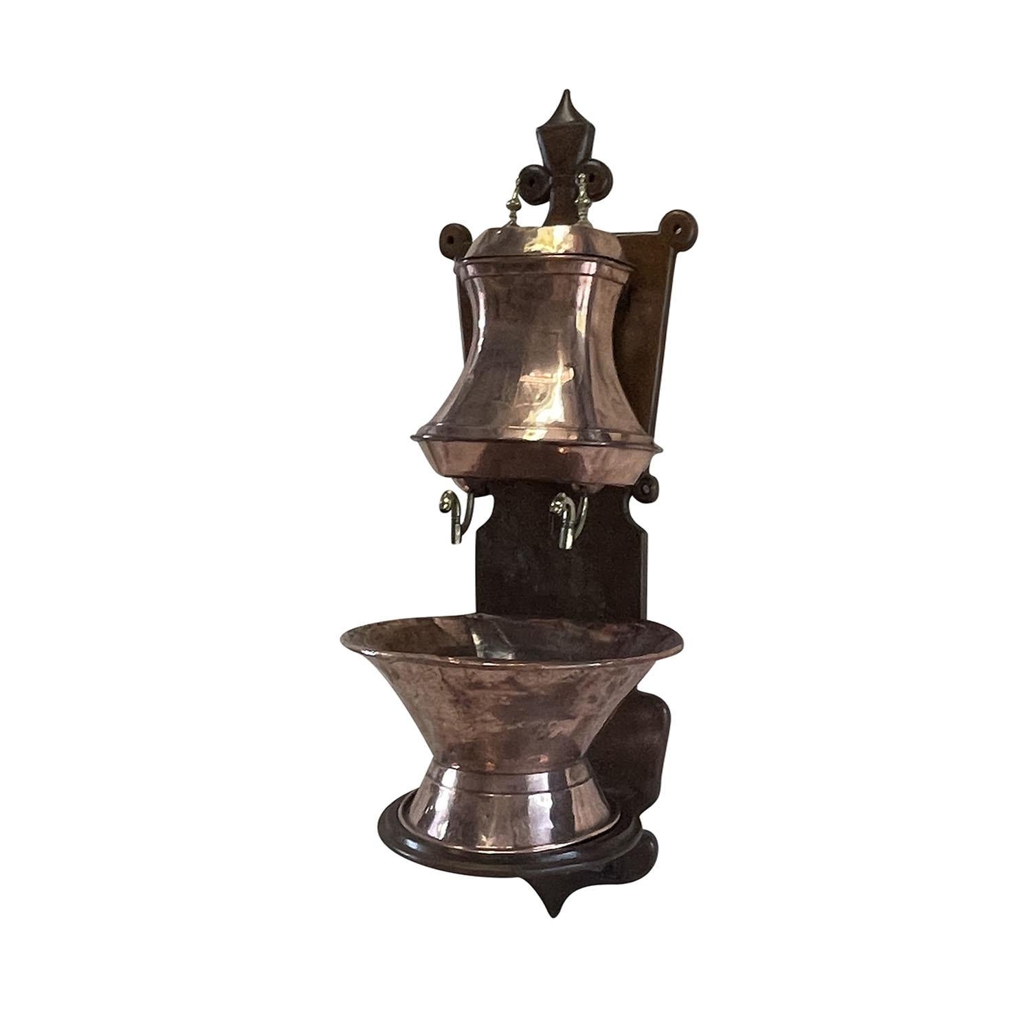 Fatto a mano Lavabo in rame francese del XX secolo - Fontana da parete antica in vendita