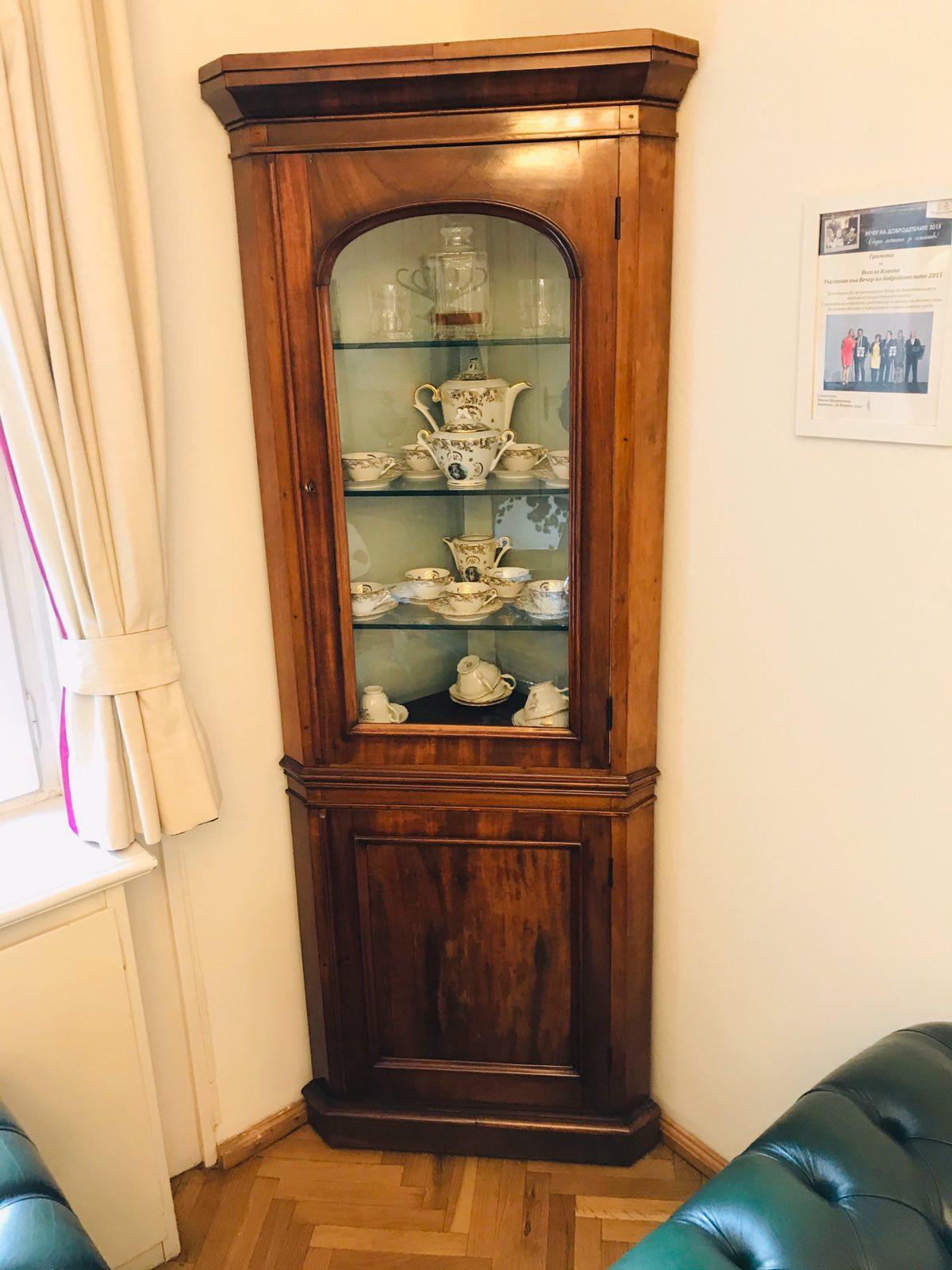 20th Century French Corner Hand Carved Walnut Vitrine with Glass Shelves In Good Condition For Sale In Sofia, BG
