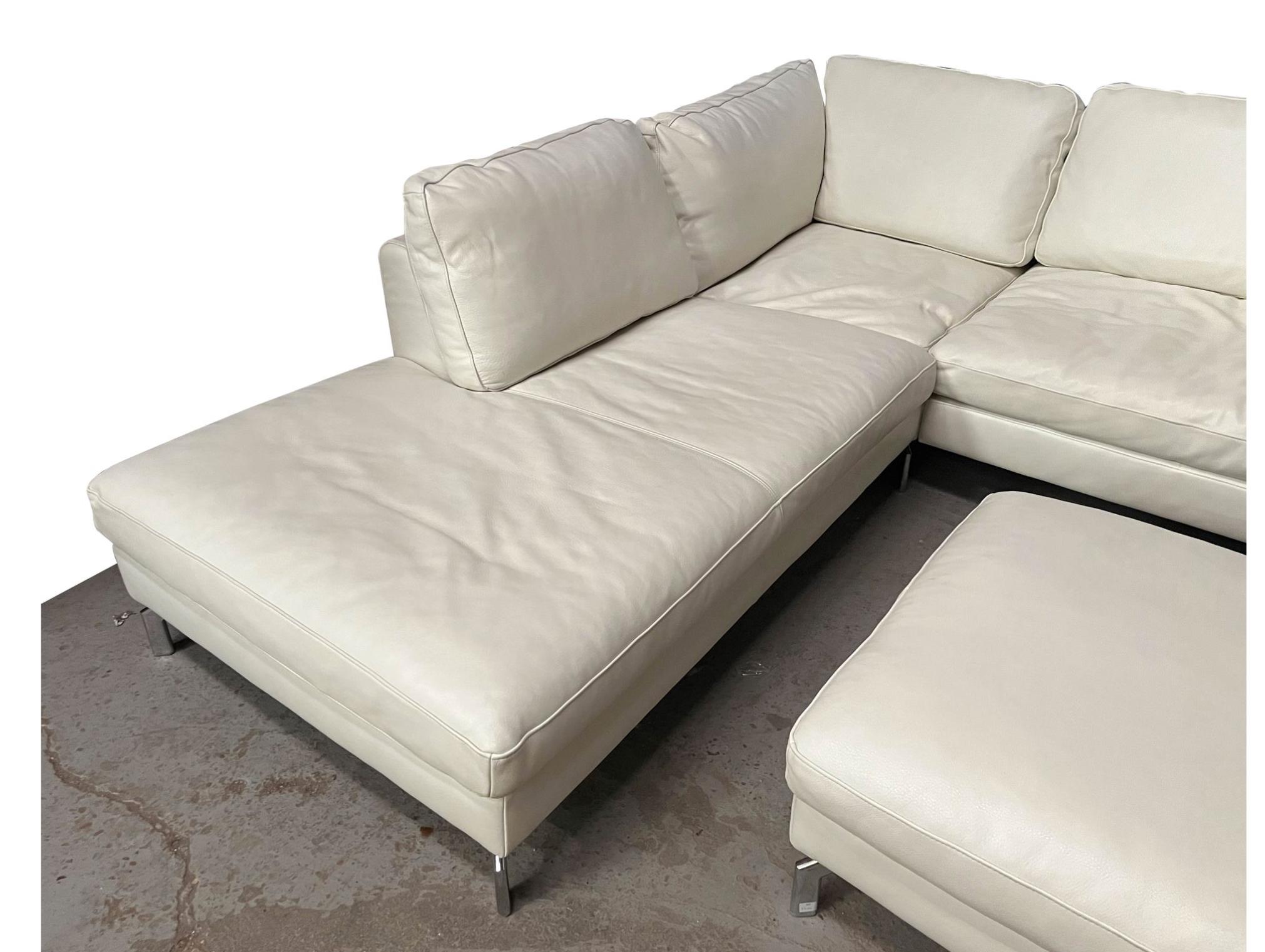 20th Century French corner sofa made in white genuine leather resting on elegant chrome legs.
Perfect condition.
France, circa 1990.