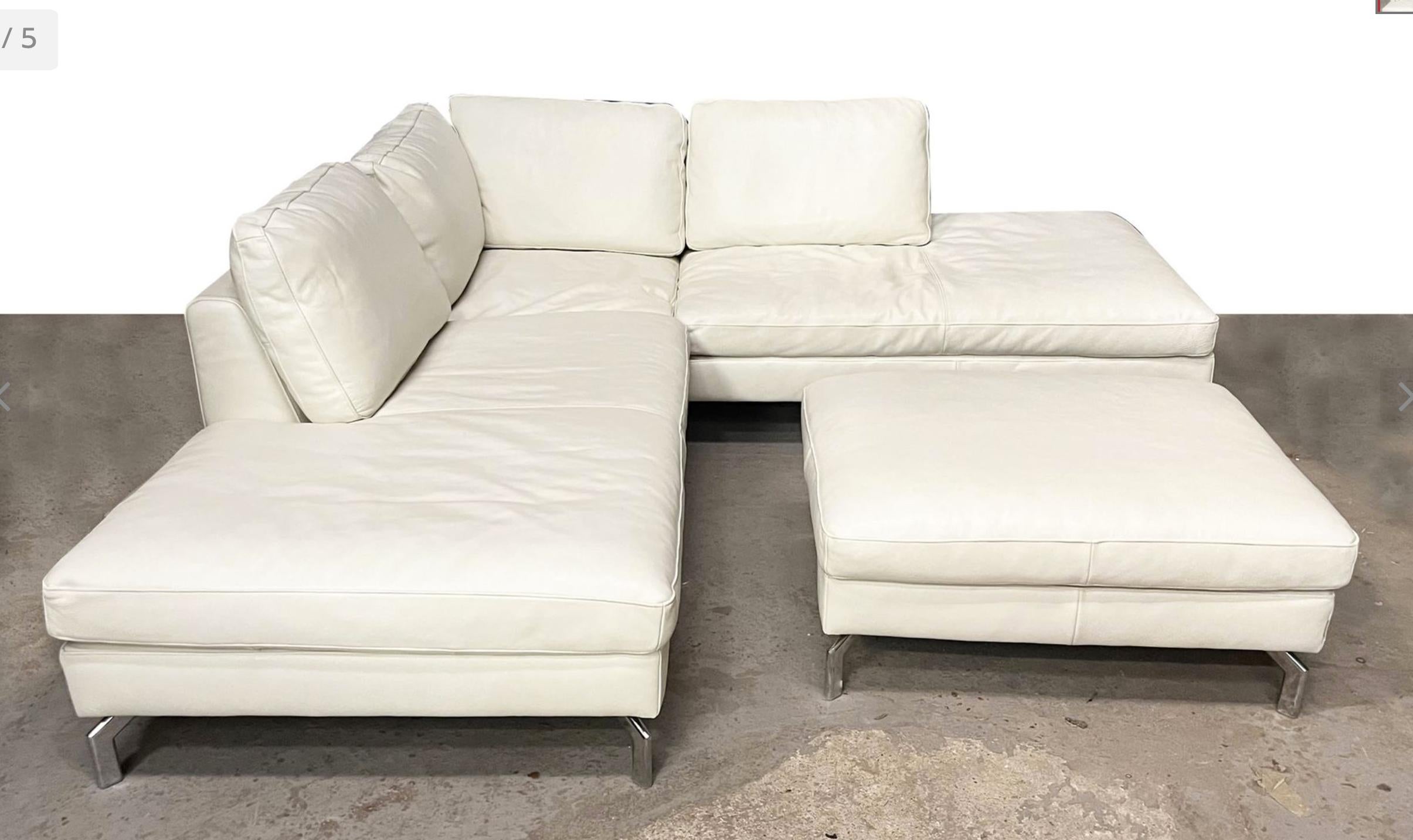 20ième siècle Canapé d'angle français du 20ème siècle en cuir véritable blanc avec pieds chromés en vente