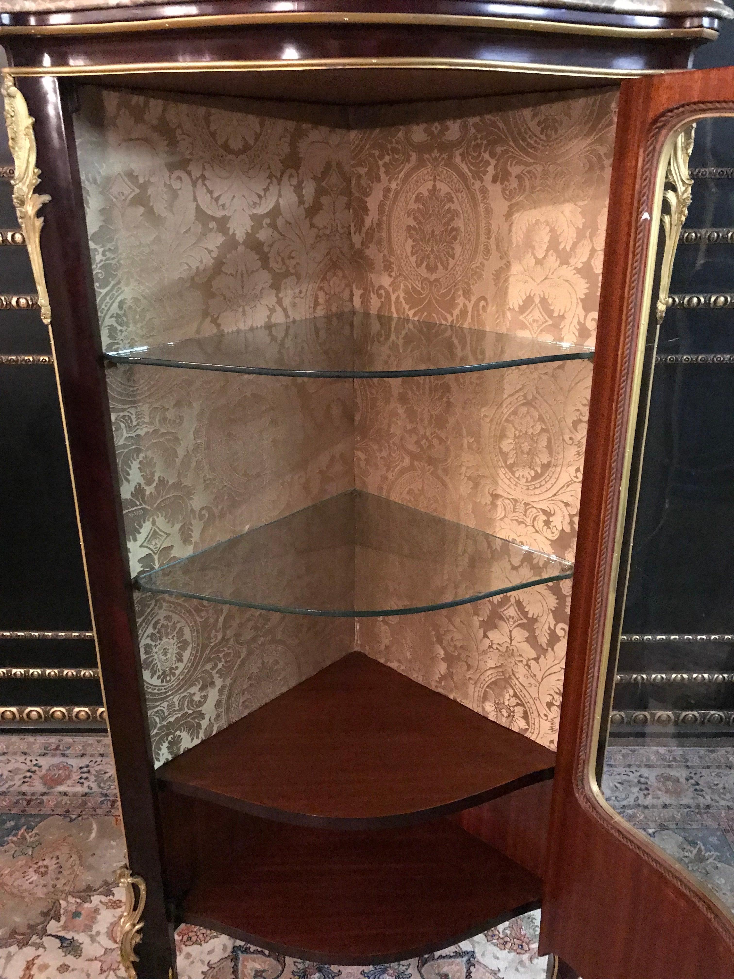 20th Century French Corner Vitrine in the Style of Louis XV Bois-Satine Veneer For Sale 8