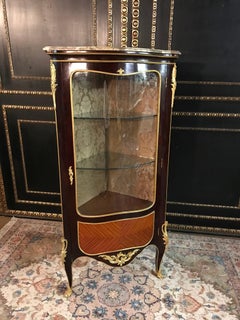 Vitrine d'angle française du 20ème siècle en placage de bois satiné de style Louis XV