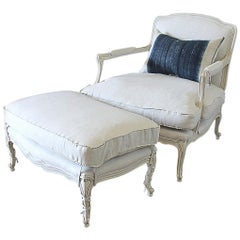 fauteuil ouvert de style campagnard français du 20e siècle avec pouf
