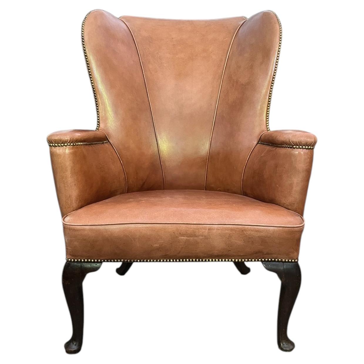 Fauteuil à oreilles en cuir de style champêtre français du XXe siècle