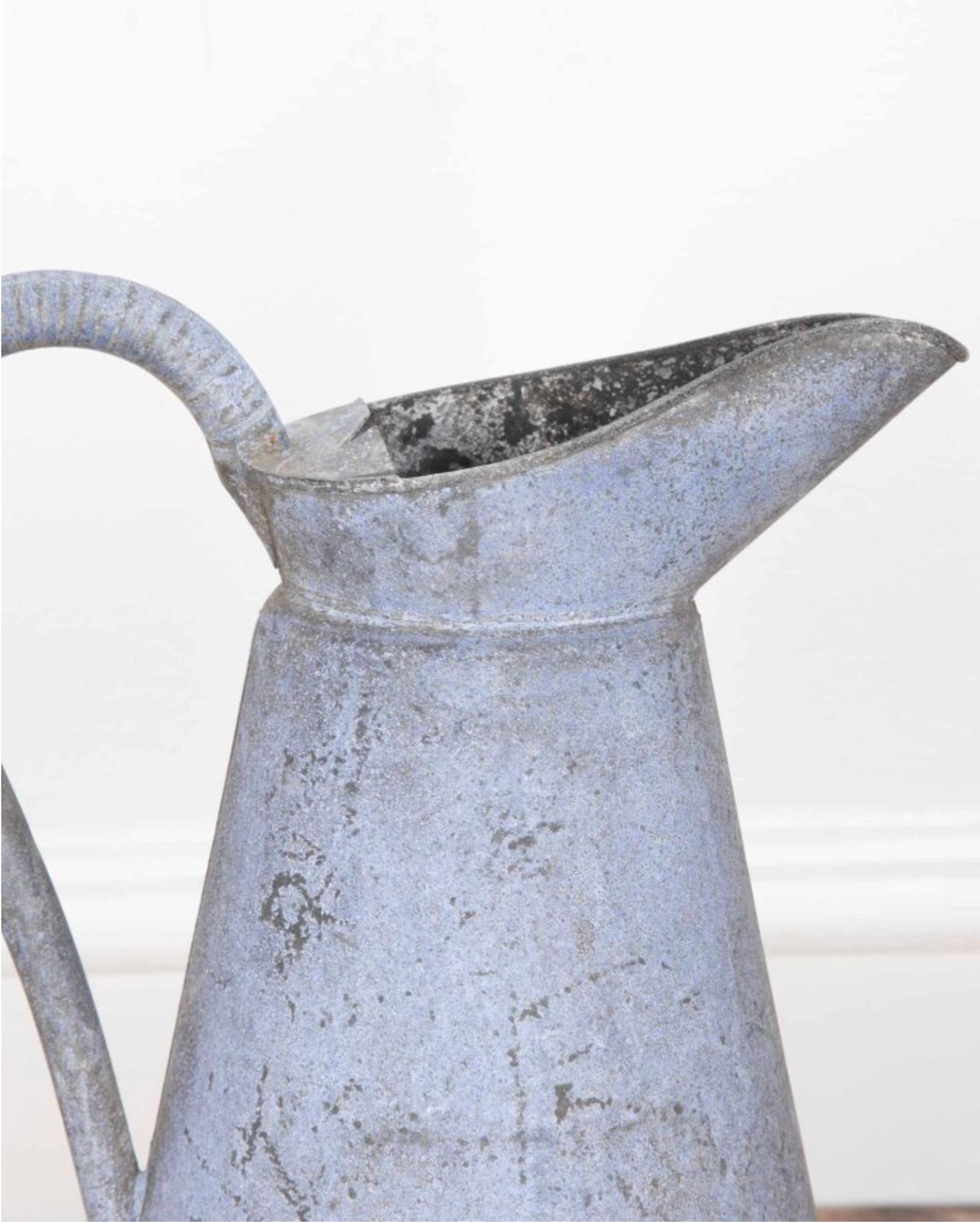 Pichet à crème en tole français du 20e siècle avec une doublure en pierre de fer et une belle surface peinte en bleu d'origine. 
En très bon état d'origine, sans fissures ni réparations. Circa 1900 en date.
