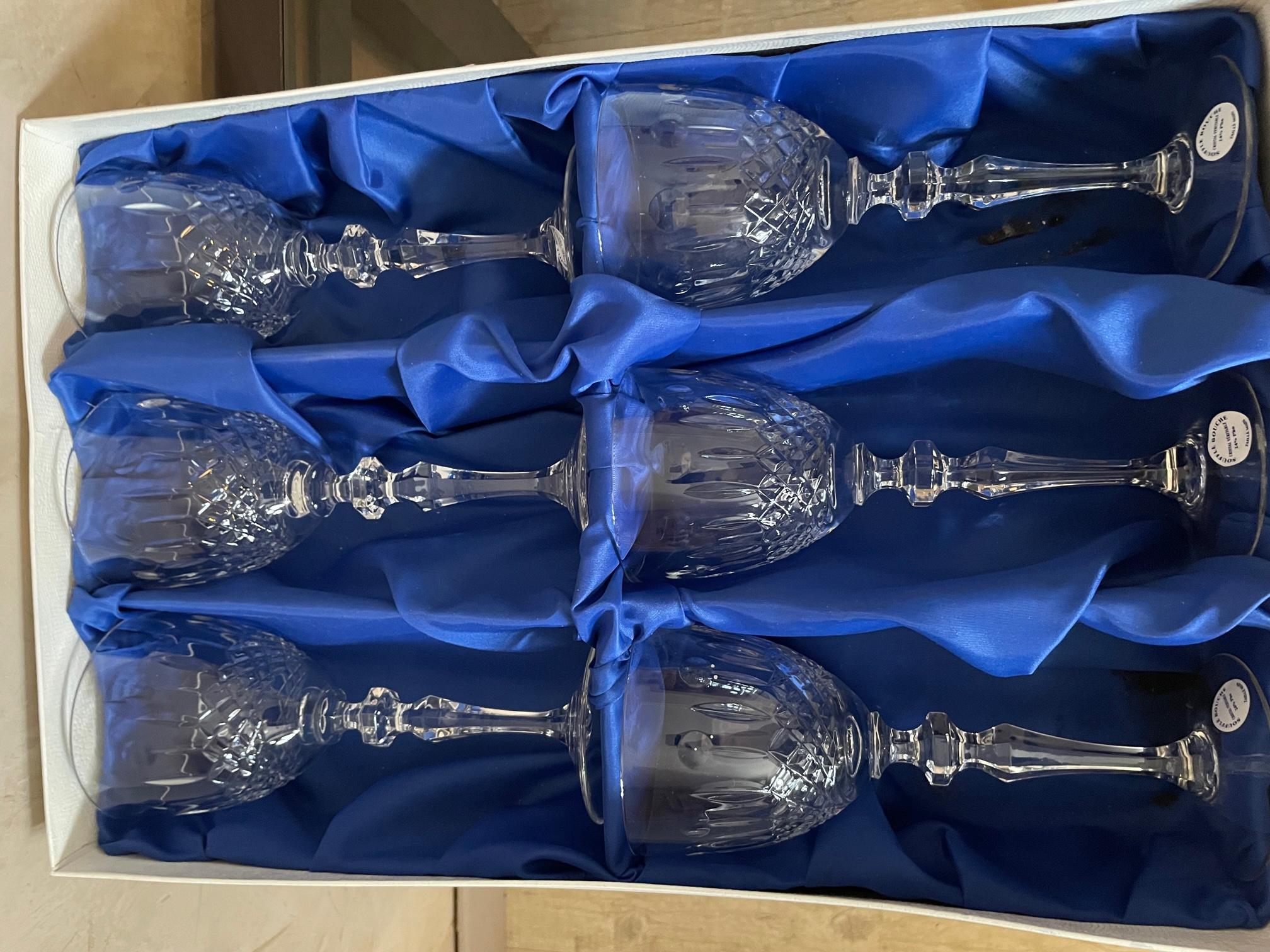 Très bel ensemble de verres et carafe en cristal Lorrain datant des années 1950, composé de :
- 6 verres à vin
- 6 verres à eau
- 6 flûtes
- 1 carafe
Boîte d'origine pour chaque set de verres ainsi que pour la carafe.
Cristal soufflé à la bouche et