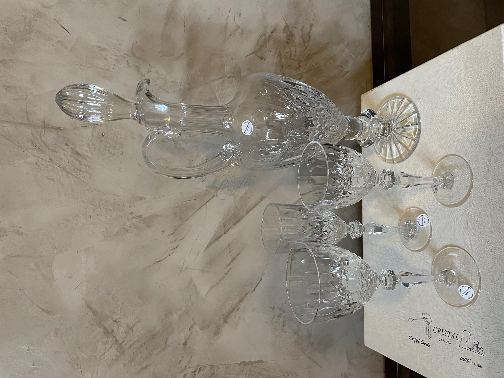 Milieu du XXe siècle Ensemble de verres et de carafes en cristal français du 20e siècle, années 1950 en vente
