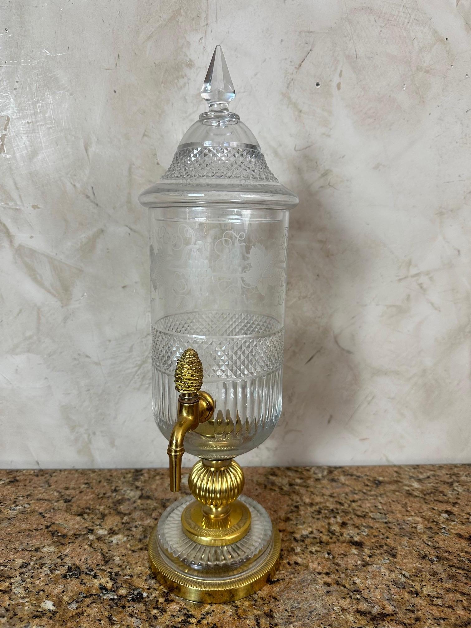 
Magnifique fontaine à absinthe fonctionnelle datant des années 1920, réalisée en cristal finement gravé et en laiton doré.
Le décor délicat de feuilles de vigne et de grappes de raisin évoque l'univers du vin et l'art de recevoir de la Belle