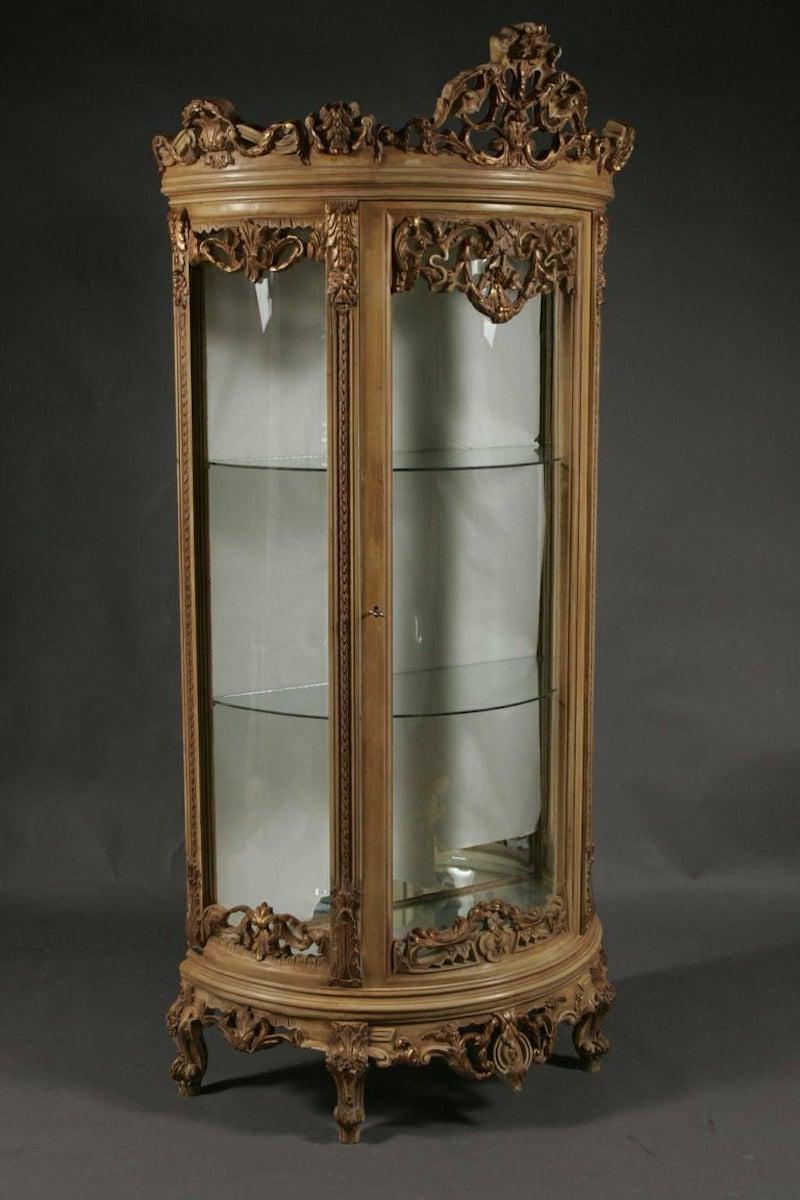 Splendida vetrina francese.
Legno di faggio massiccio, finemente intagliato e dorato. Mezzo tondo, bombato e smaltato su tre lati corpus. Sui piedi curvi. Bordo a un solo battente e sporgente. Cornice a forma di cartiglio con cornice sfondata a